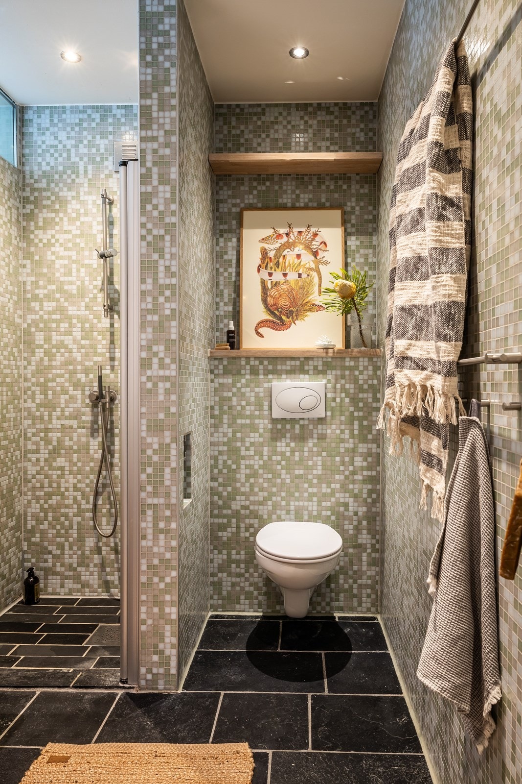 Romslig og pent baderom Galleribilde