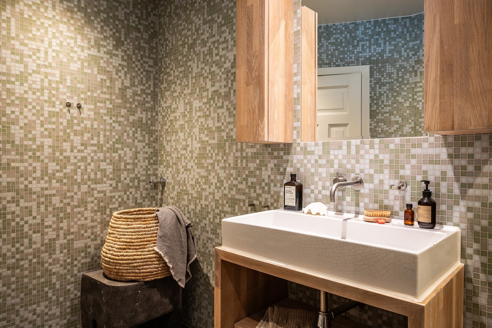 Opplegg for vaskemaskin og tørketrommel i hjørnet Galleribilde