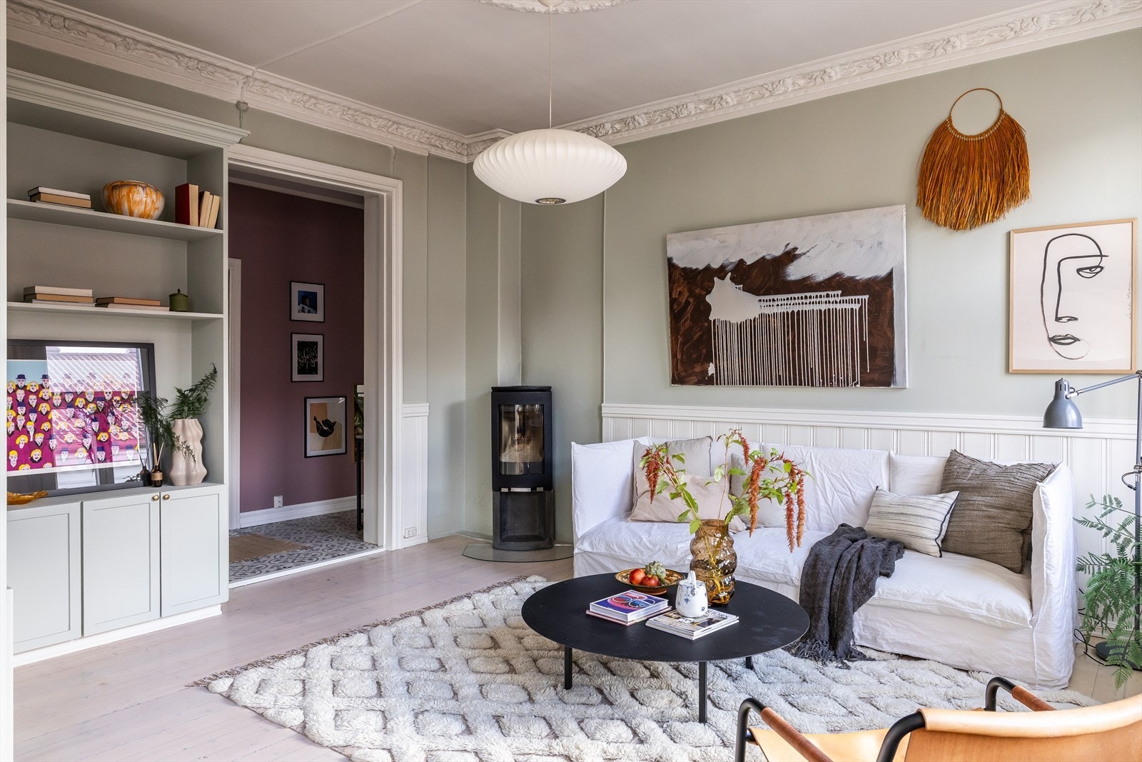 Lys, romslig og hyggelig stue Galleribilde