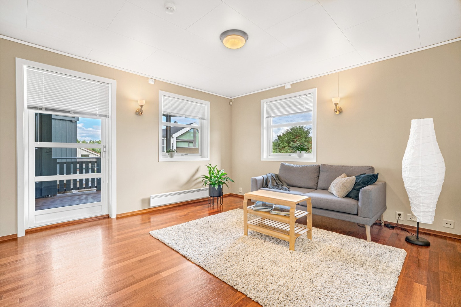 Som resten av boligen er stuen malt i tidsriktige fargetoner. Utgang til terrasse. Galleribilde