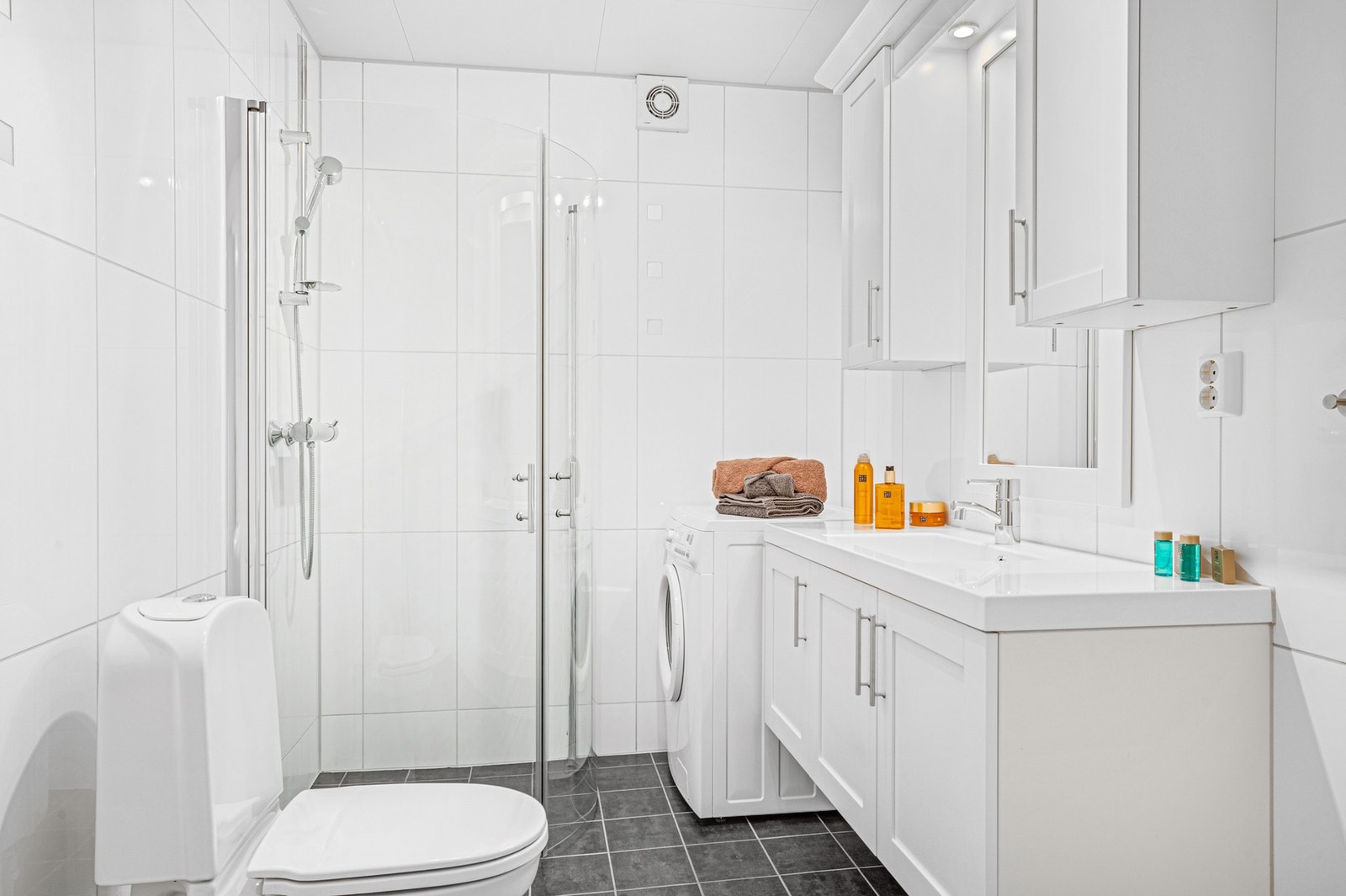 Bad i kjeller er på ca. 5 kvm og har flislagte flater med varmekabler i gulv. Galleribilde