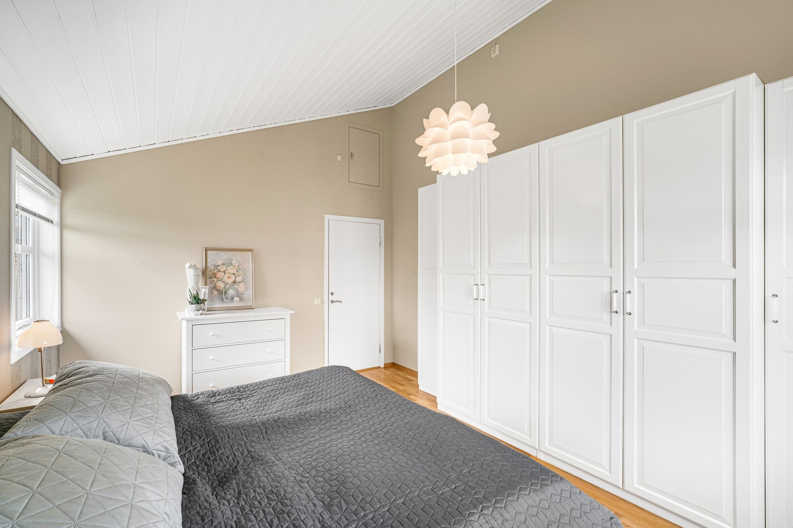 God plass til både dobbeltseng og garderobeløsning. Galleribilde