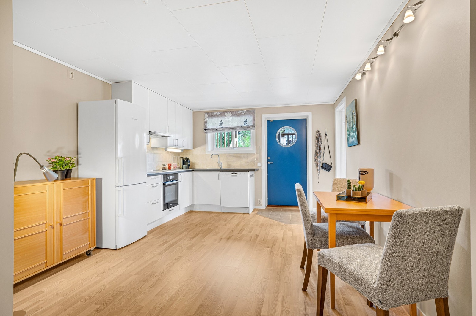 I 2009 ble deler av kjelleren innredet med kjøkken/stue, soverom og bad. Egen inngang. Galleribilde