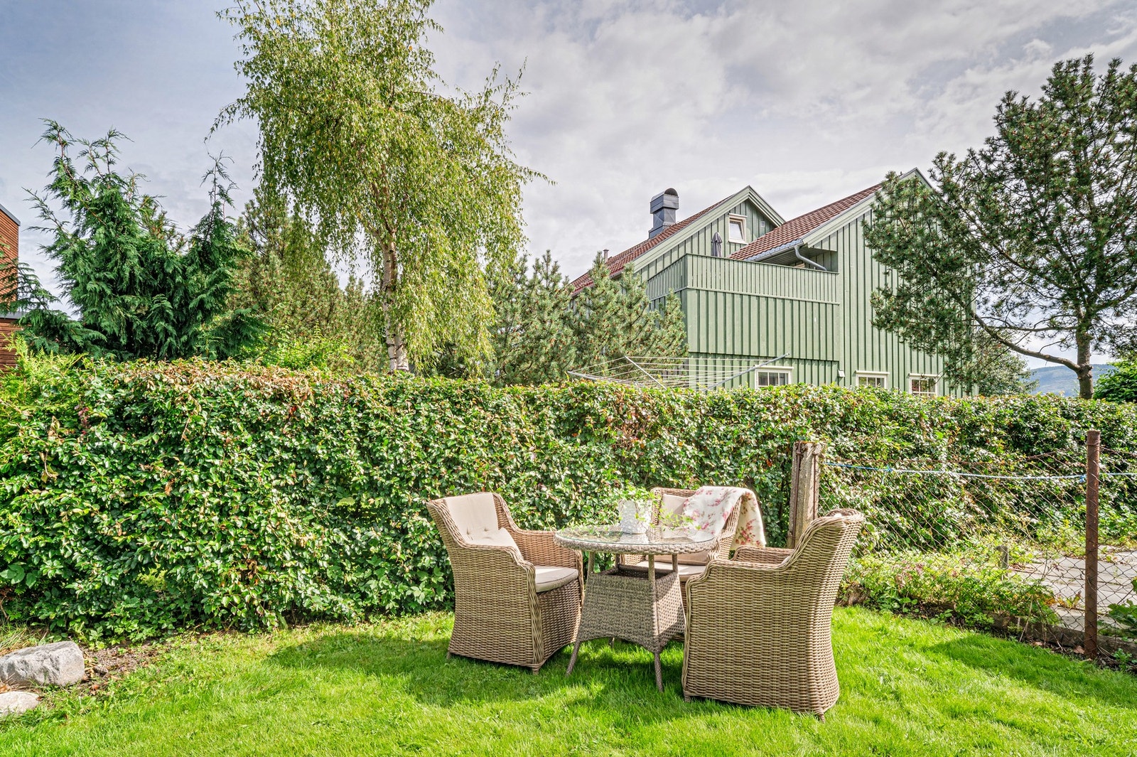På sommerstid nyter man solen fra tidlig morgen til sen kveld på eiendommen, og med flere uteplasser kan man velge om man vil ha sol eller behagelig skygge. Galleribilde