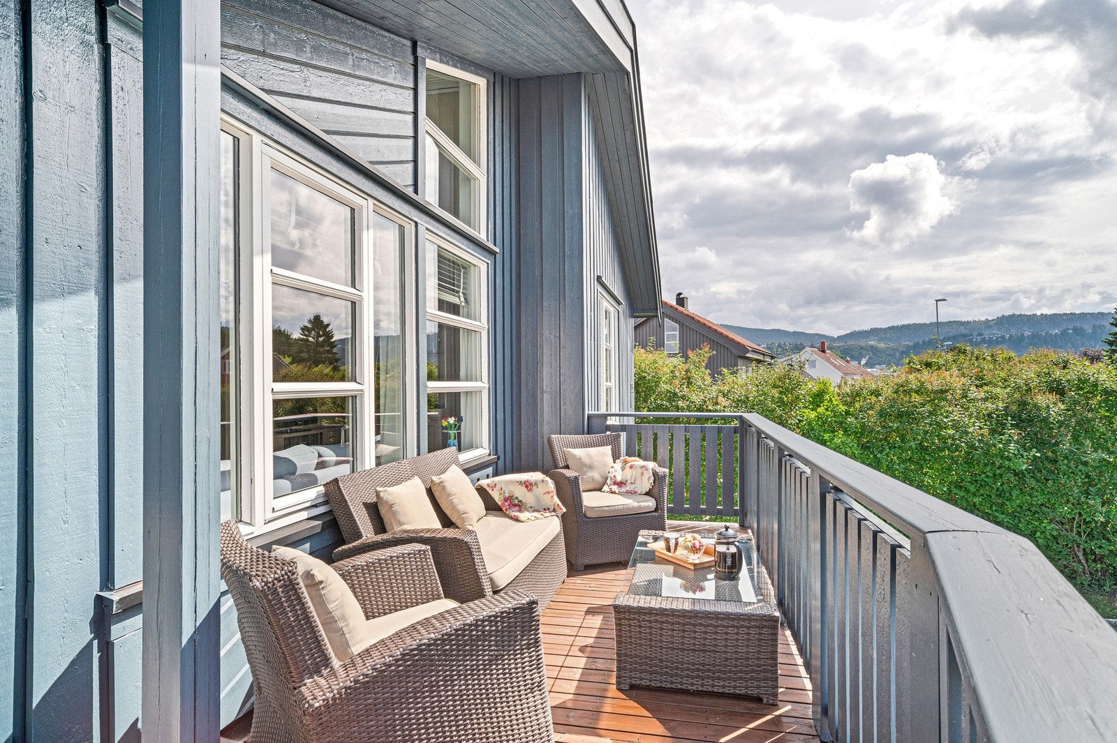 Fra stuen er det utgang til to balkonger. Balkong 1 er sørvestvendt og er på 13 kvm. Galleribilde