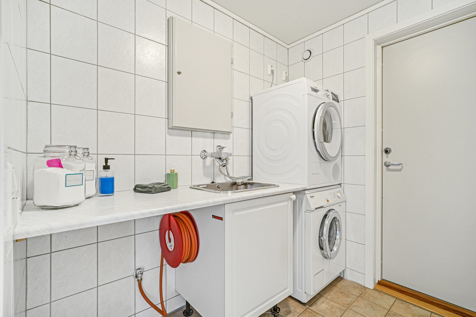 Praktisk med separat vaskerom på ca. 4 kvm. Både vaskemaskin og tørketrommel, samt vaskemaskin på bad i kjeller, følger handelen. Galleribilde