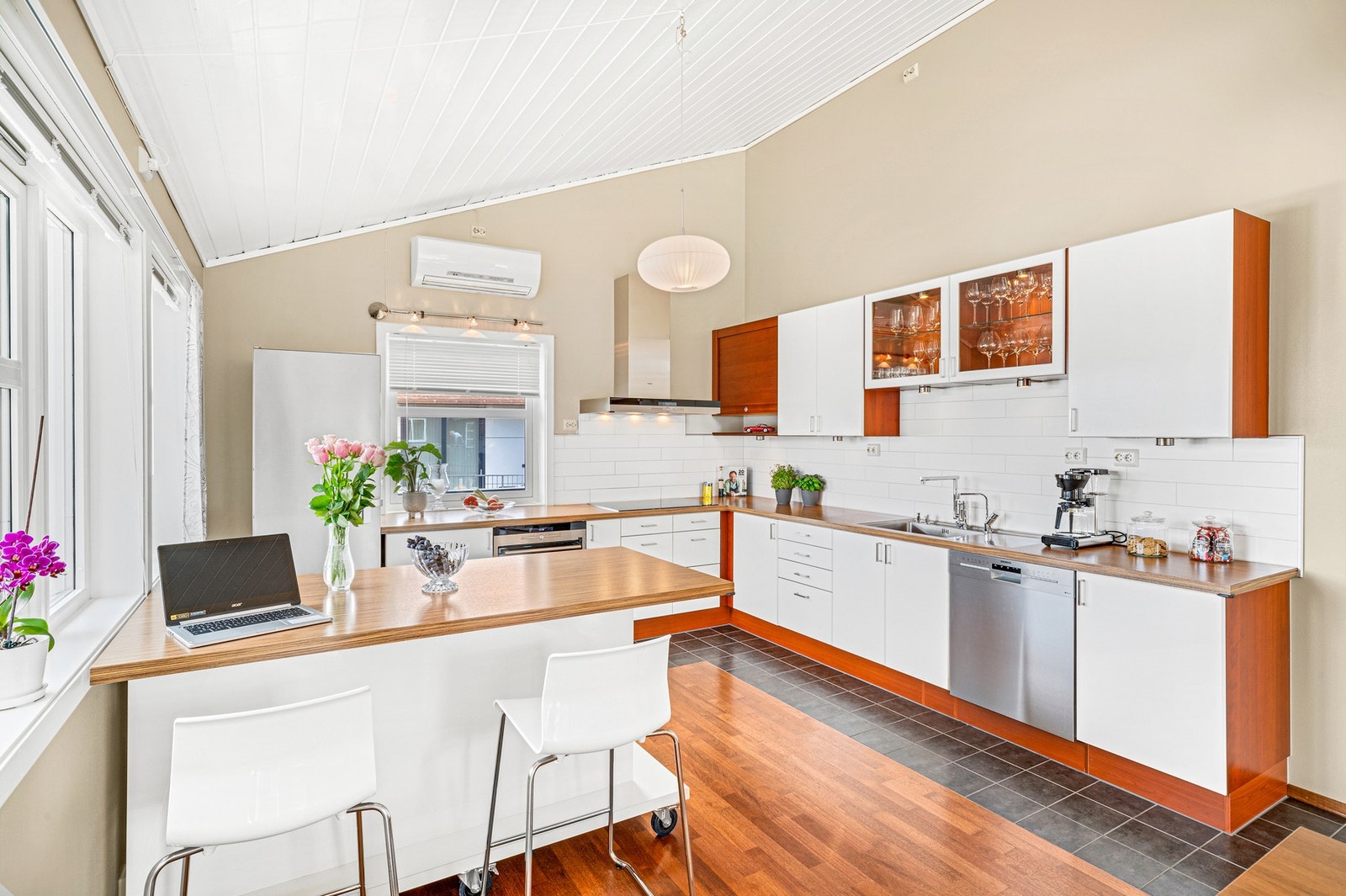 Innbydende kvalitetskjøkken fra HTH med integrerte hvitevarer. Kjøkkenområdet måler alene ca. 17kvm. Galleribilde