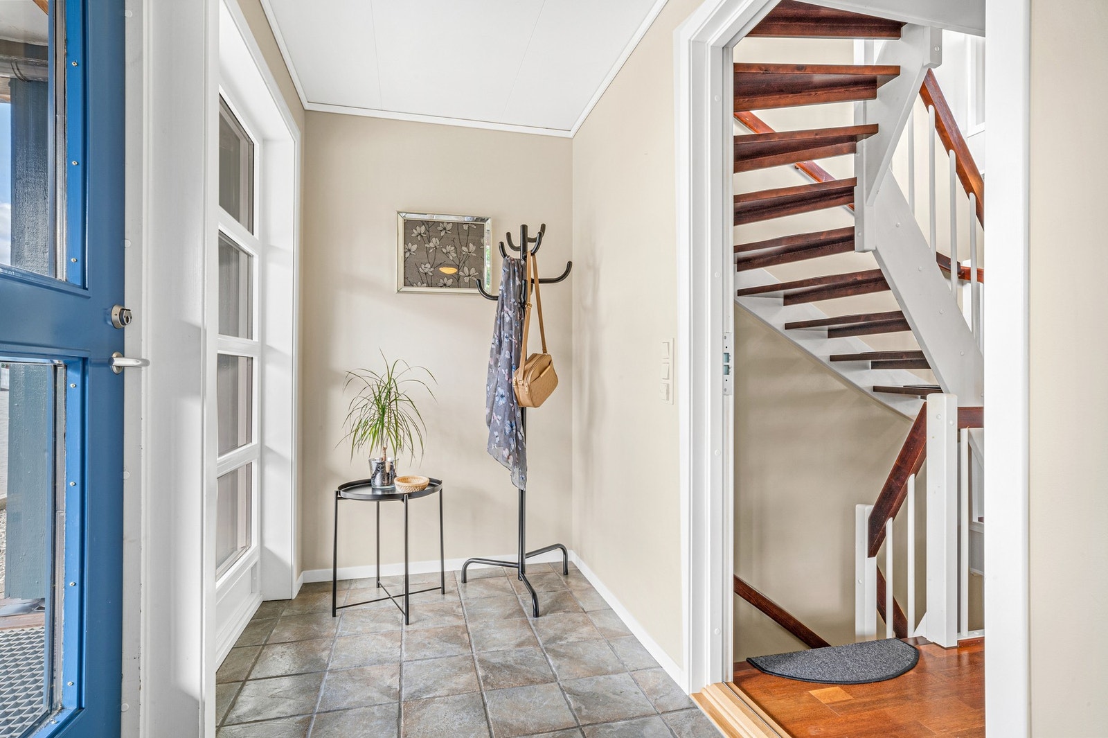 Lys entré på ca. 4 kvm. Kodetastatur på vegg for hoveddør og garasjeport. Fjernåpning av hoveddør fra 2. etasje Galleribilde