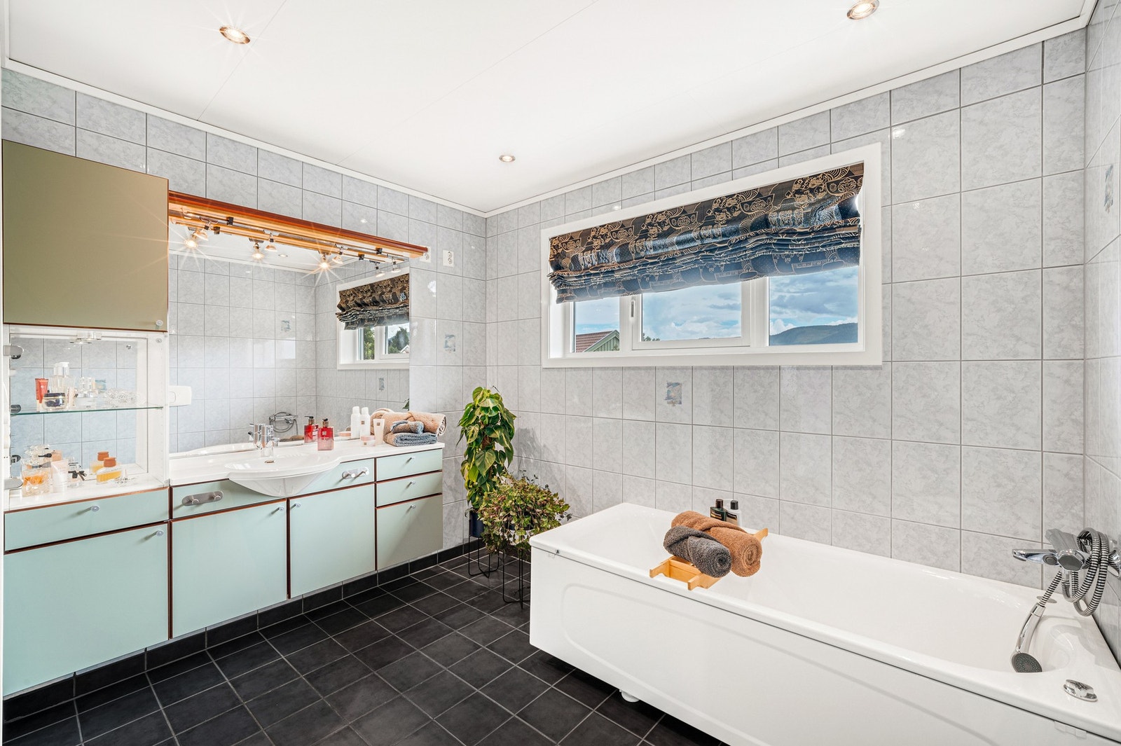 Flislagt bad i 2. etasje med varmekabler i gulv.
Innredning med rikelig oppbevaringsplass. Galleribilde