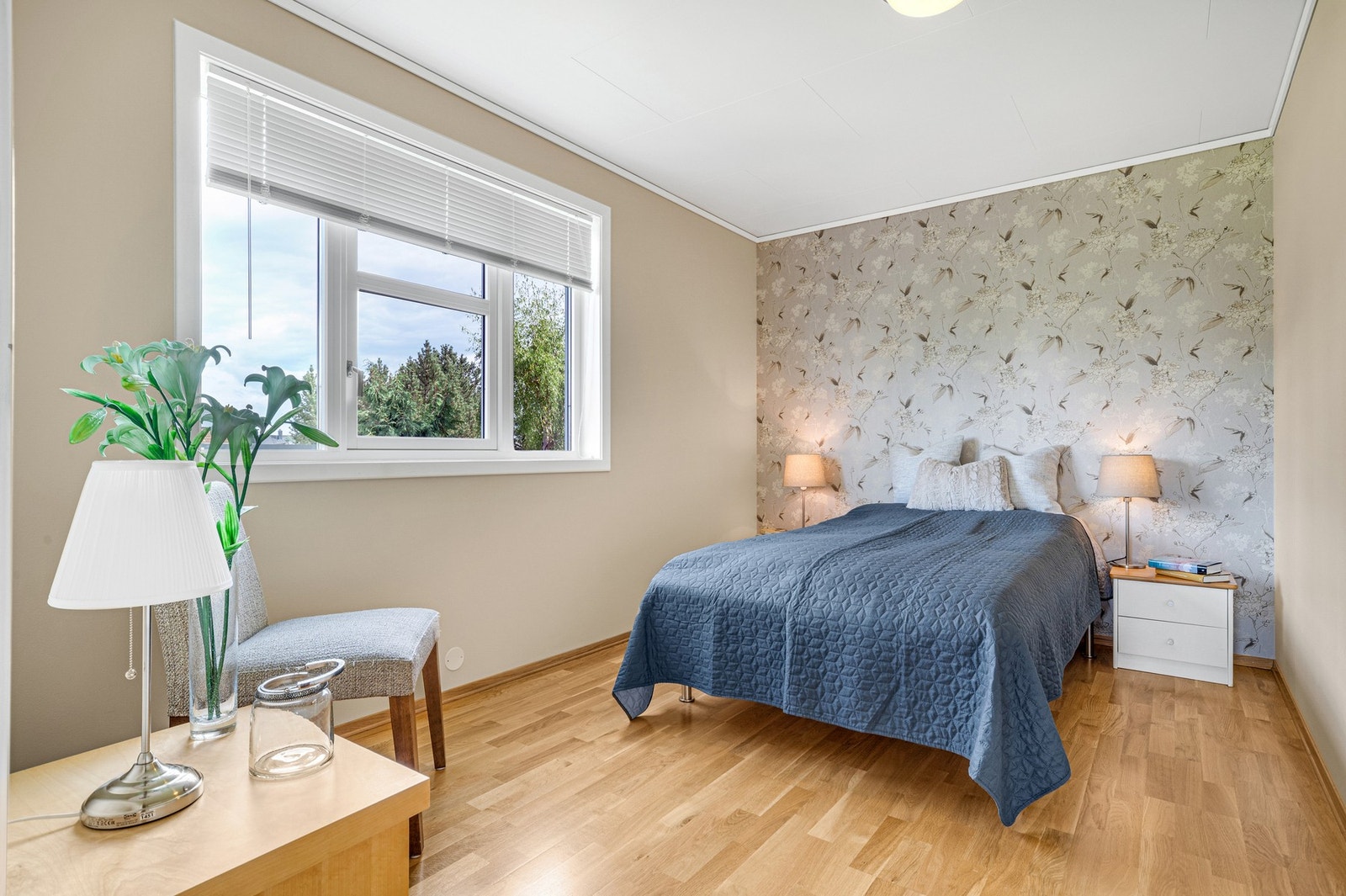 Soverom 1 i 1. etasje er på ca. 10 kvm. Alle malte flater ble malt i perioden 2009 - 2016 Galleribilde