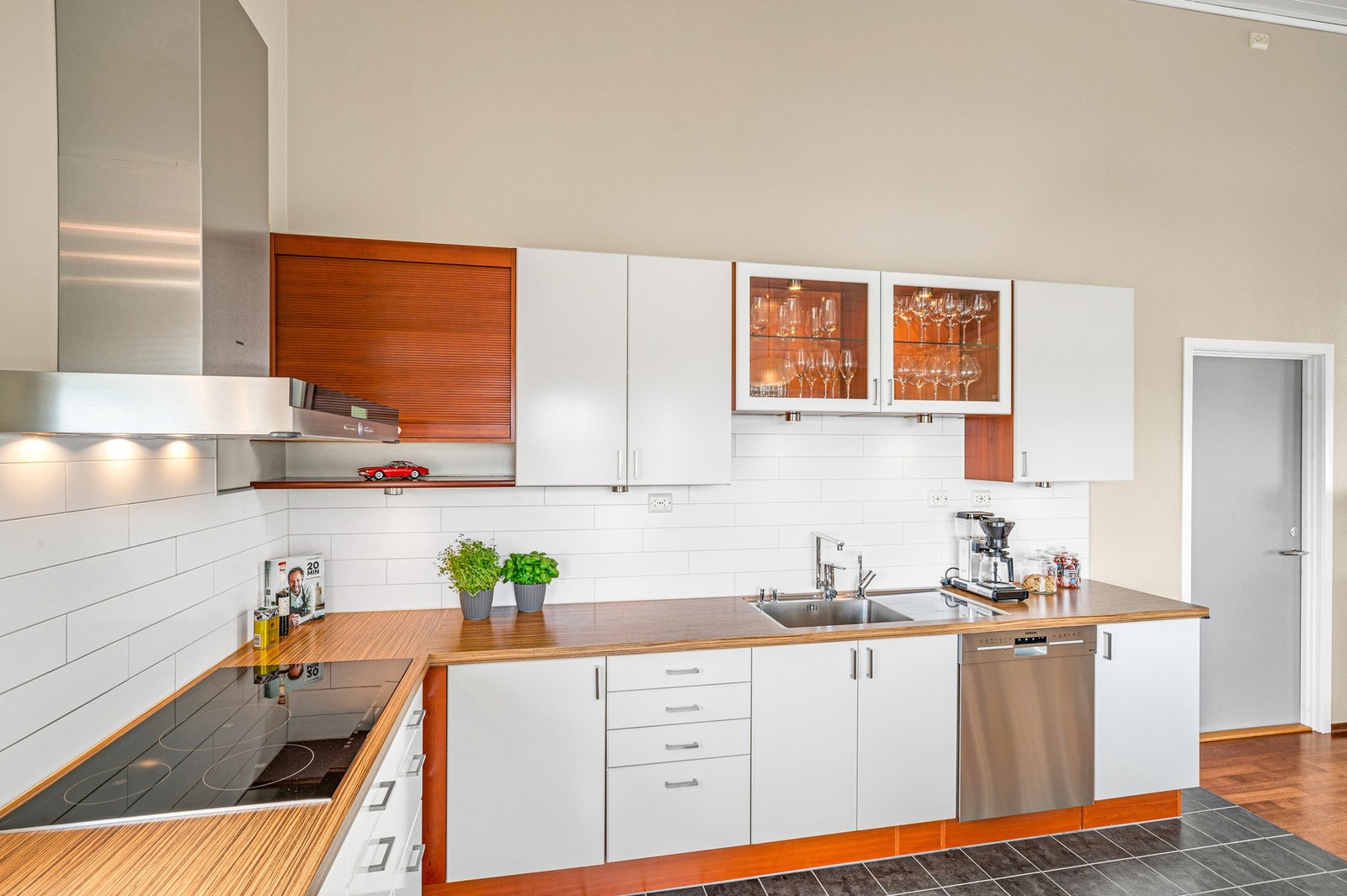 Kjøkkenet ble bygget om i 2009 med nye benkeplater, hvitevarer og kjøkkenøy. Det er installert Quooker som gir kokende vann i springen. Galleribilde