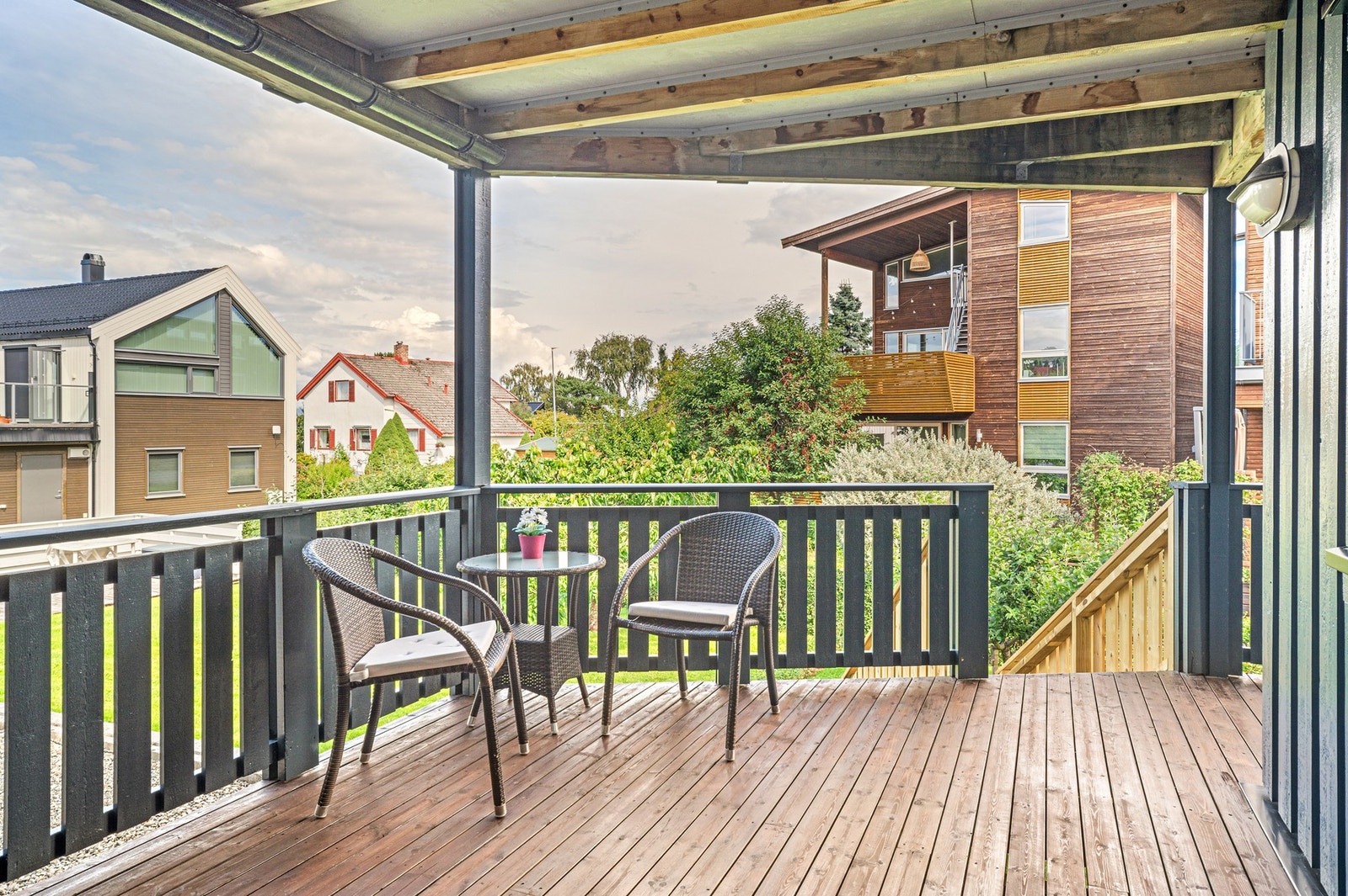 Terrassen er overbygd og måler hele 20 kvm. Her er det god plass til utemøblement og grill e.l. Galleribilde