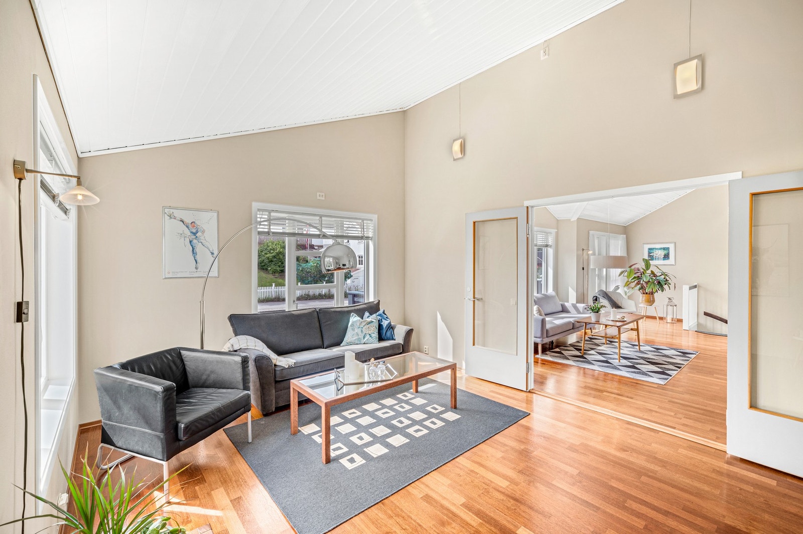 Det er flere oppholdsrom/stuer som gir huset gode muligheter for aktiviteter tilpasset forskjellige interesser og alder. Galleribilde