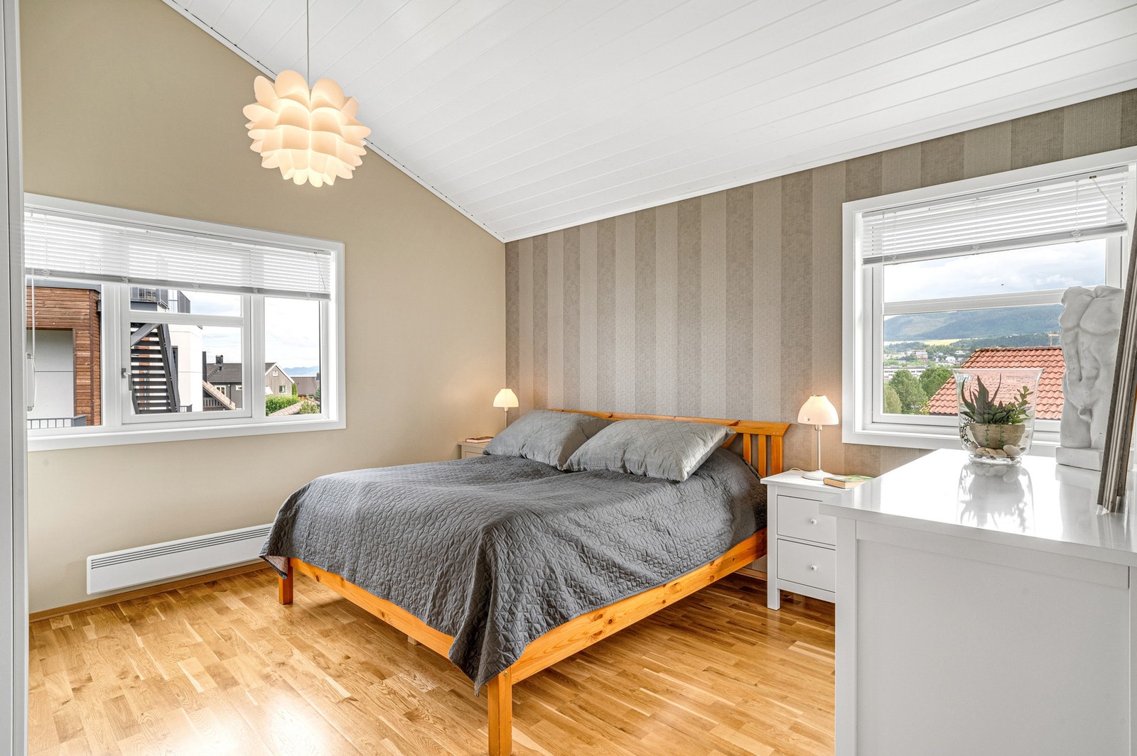 Soverommet i 2. etasje er på 15 kvm. Alle soverom i 1. og 2. etasje ble oppgradert med parkettgulv i perioden 2012 - 2016. Galleribilde