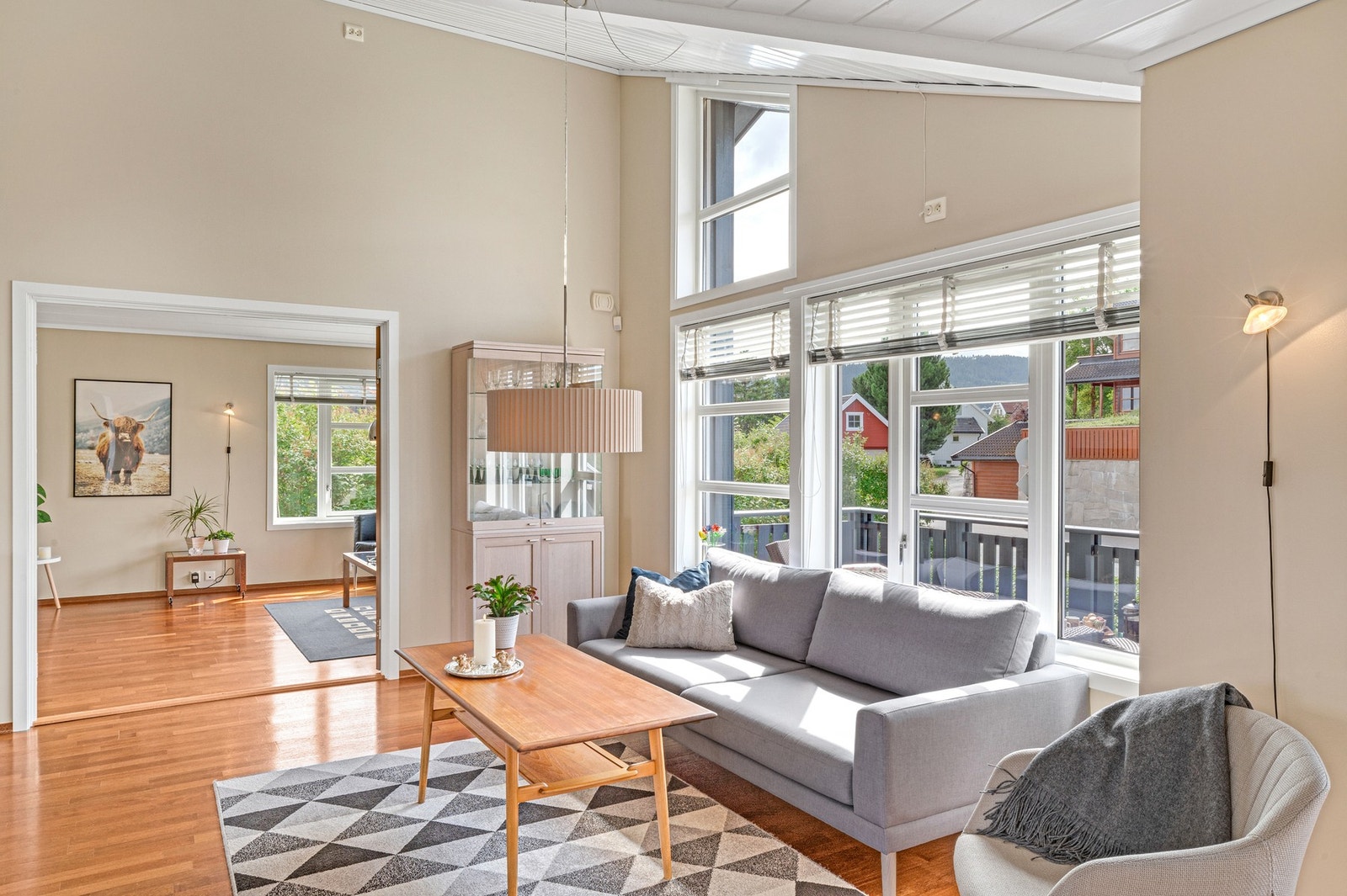 Via dobbeltdører kommer man inn til TV-stuen. Til sammen måler stuen, TV-stuen og kjøkkenet hele 75 kvm. Galleribilde