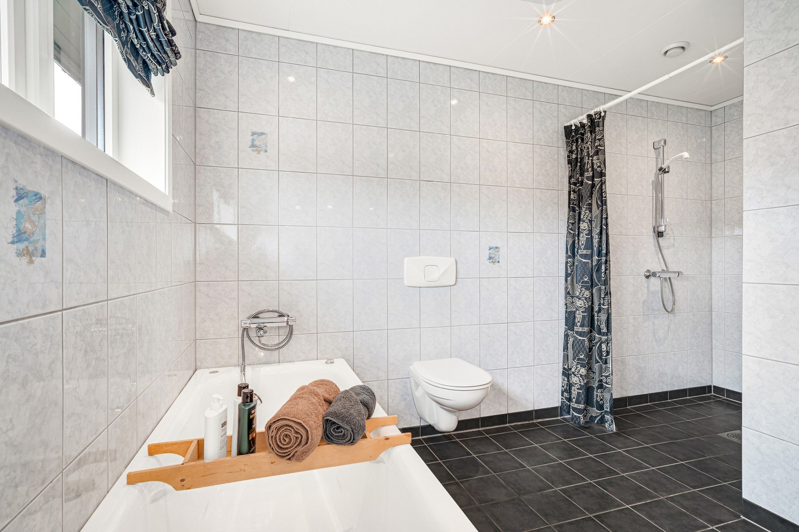 Badet er på hele 8 kvm. Her har man både badekar, dusjnisje og vegghengt WC. Galleribilde