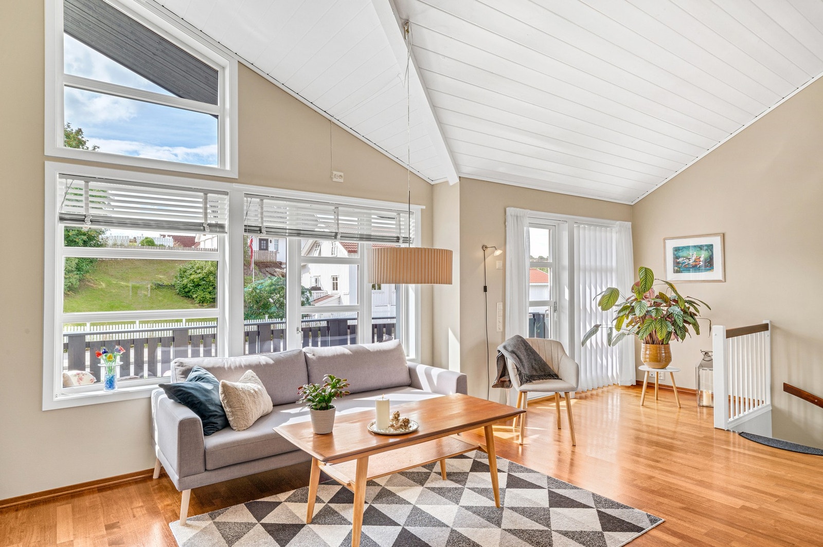 Boligen er på totalt 302 kvm BRA og har en gjennomtenkt planløsning som strekker seg over 3 plan. Galleribilde