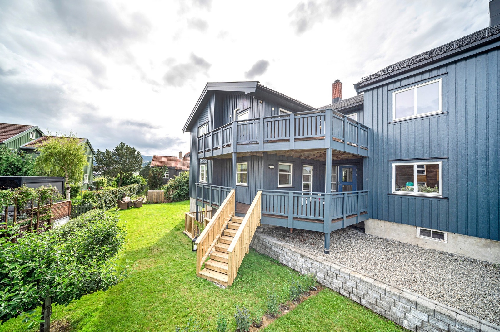 Nedgang til plen fra terrasse. Tomten er på 443 kvm og er pent opparbeidet med hage og prydbusker. Galleribilde