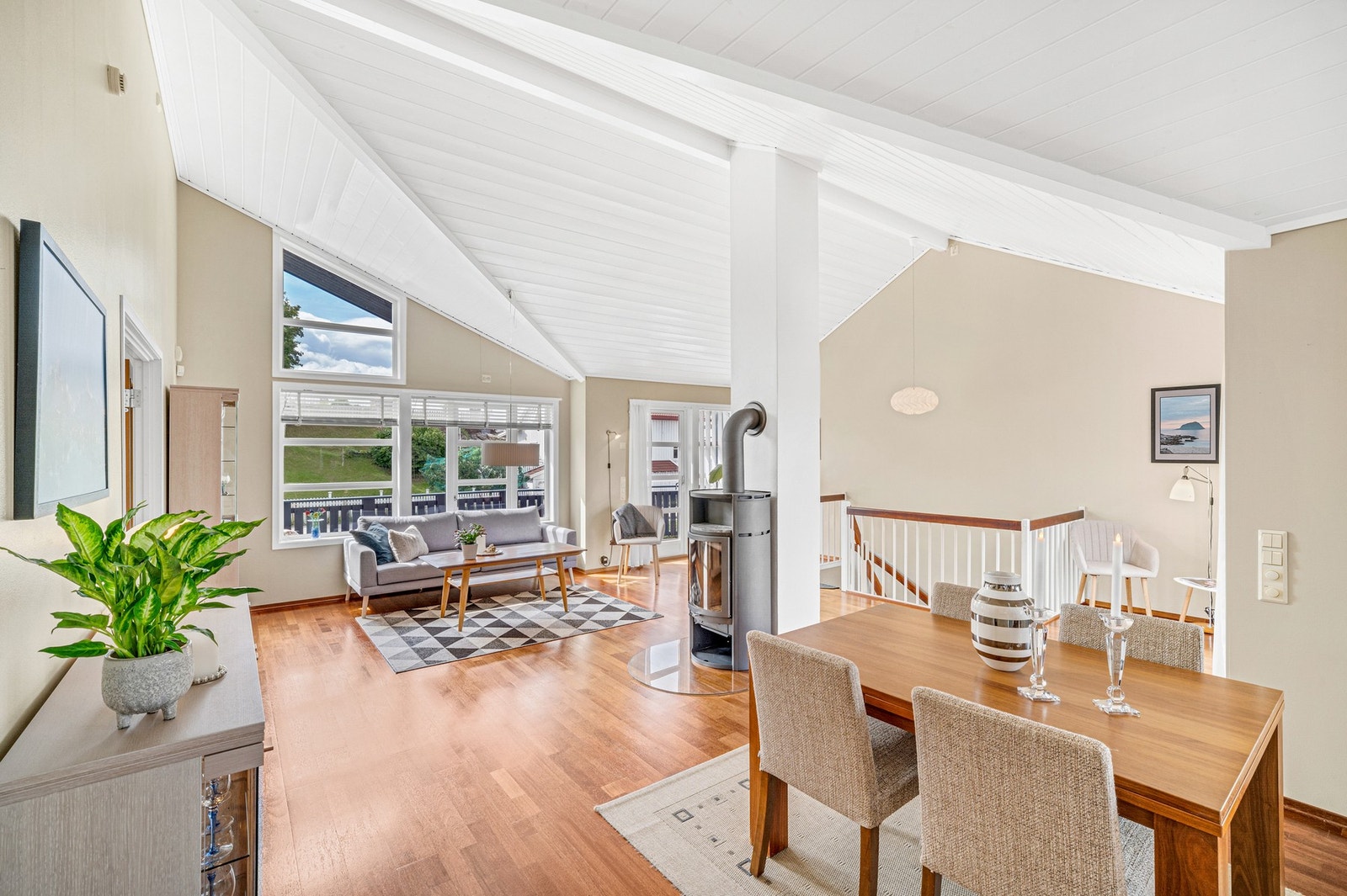 En gjenganger i boligen er de store vindusflatene som slipper inn mye lys fra flere sider, og sammen med takhøyde på opptil 3,85m bidrar dette en lett og luftig atmosfære. Galleribilde