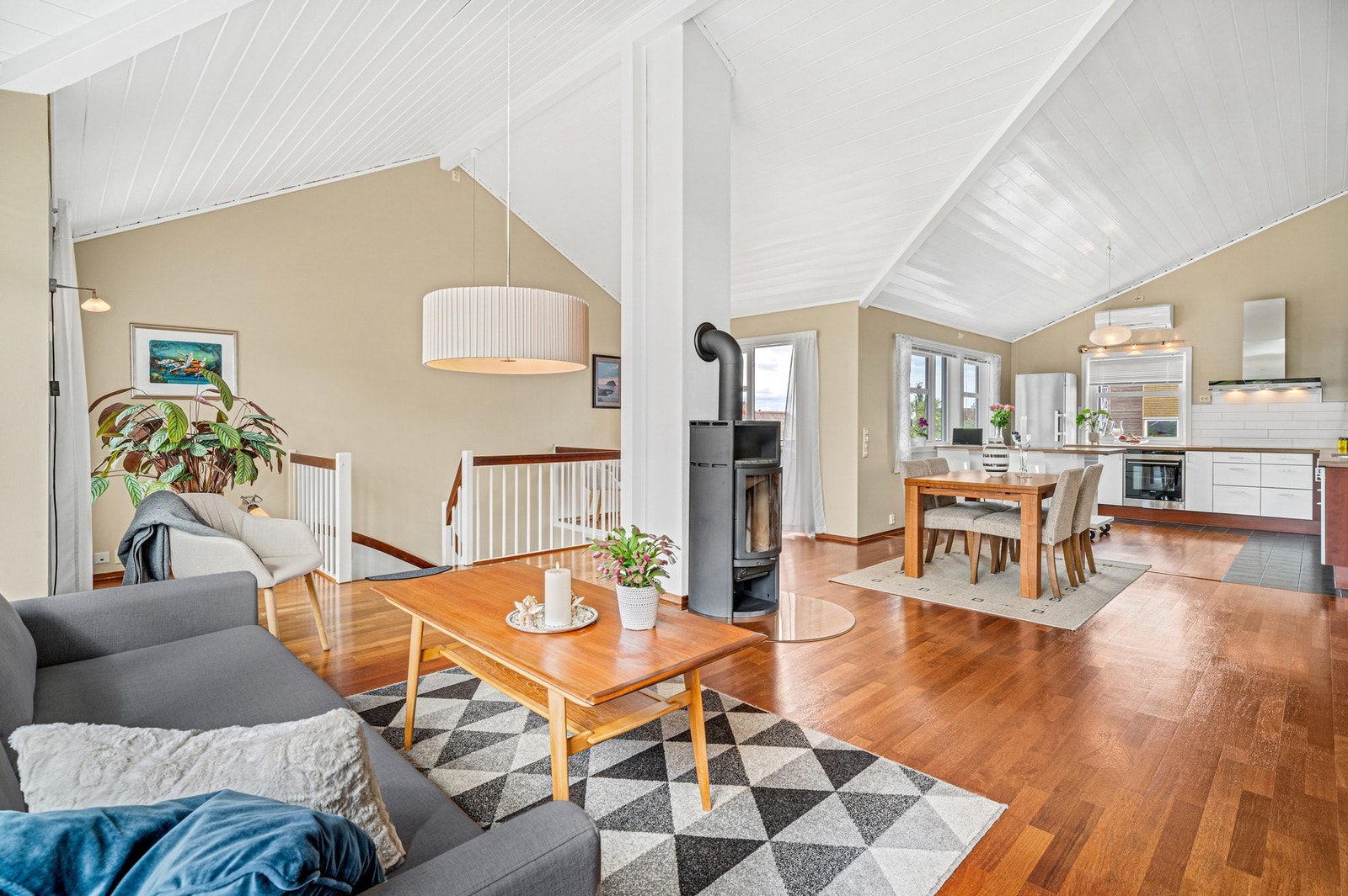 Boligen sto ferdigstilt så sent som i 1999 og fremstår godt vedlikeholdt. I boligen er det både vedfyring og varmepumpe. Galleribilde