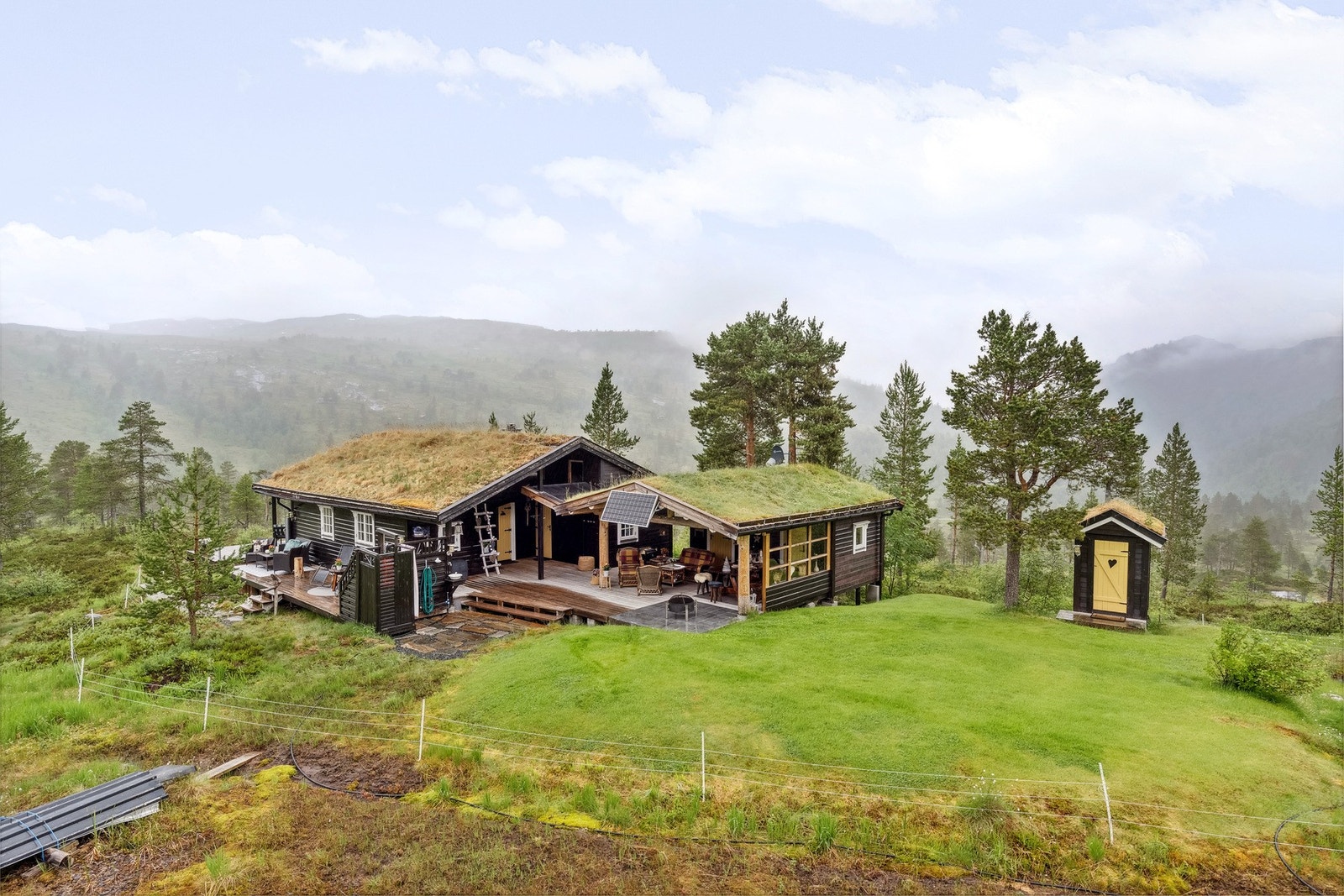 Det medfølger anneks og utedo. Overbygd trivelig uteområde som forlenger utesesongen! Galleribilde