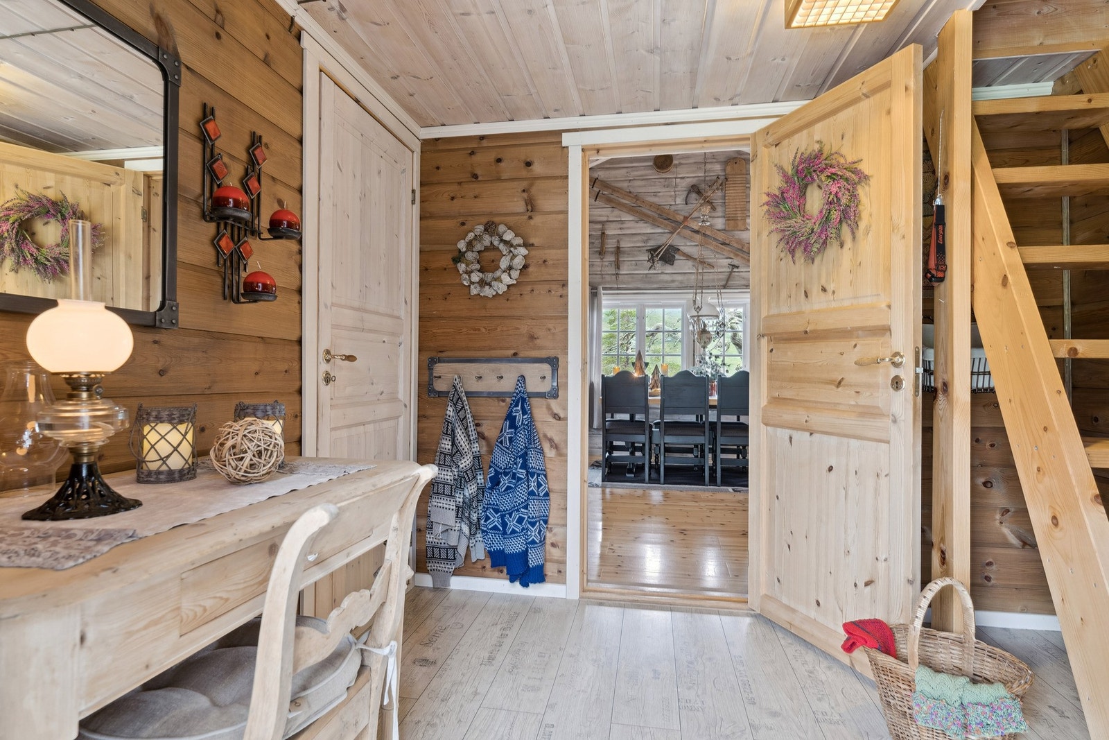 Hall. Trapp opp til hems Galleribilde