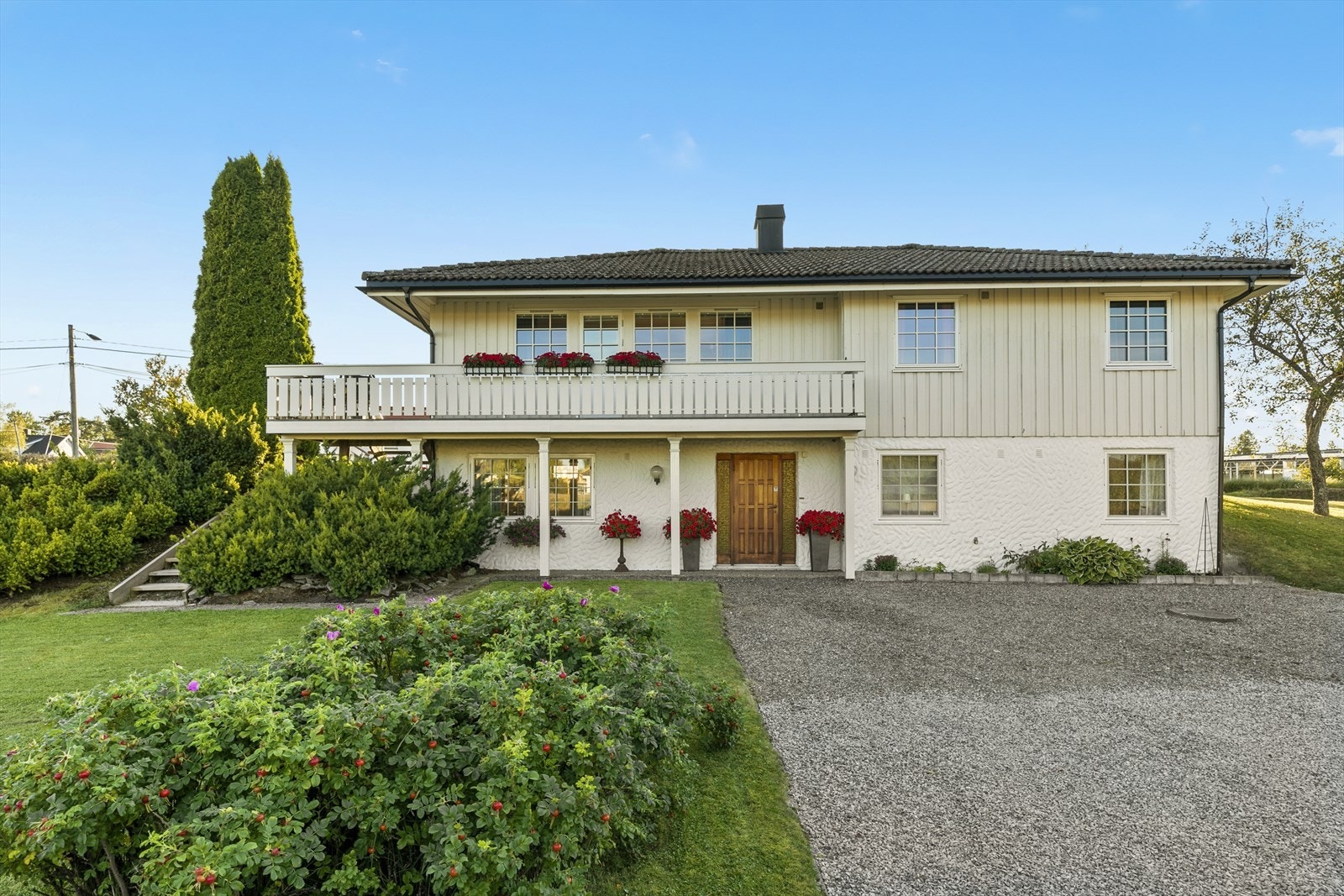 Flere parkeringsmuligheter på begge sider av boligen. Galleribilde