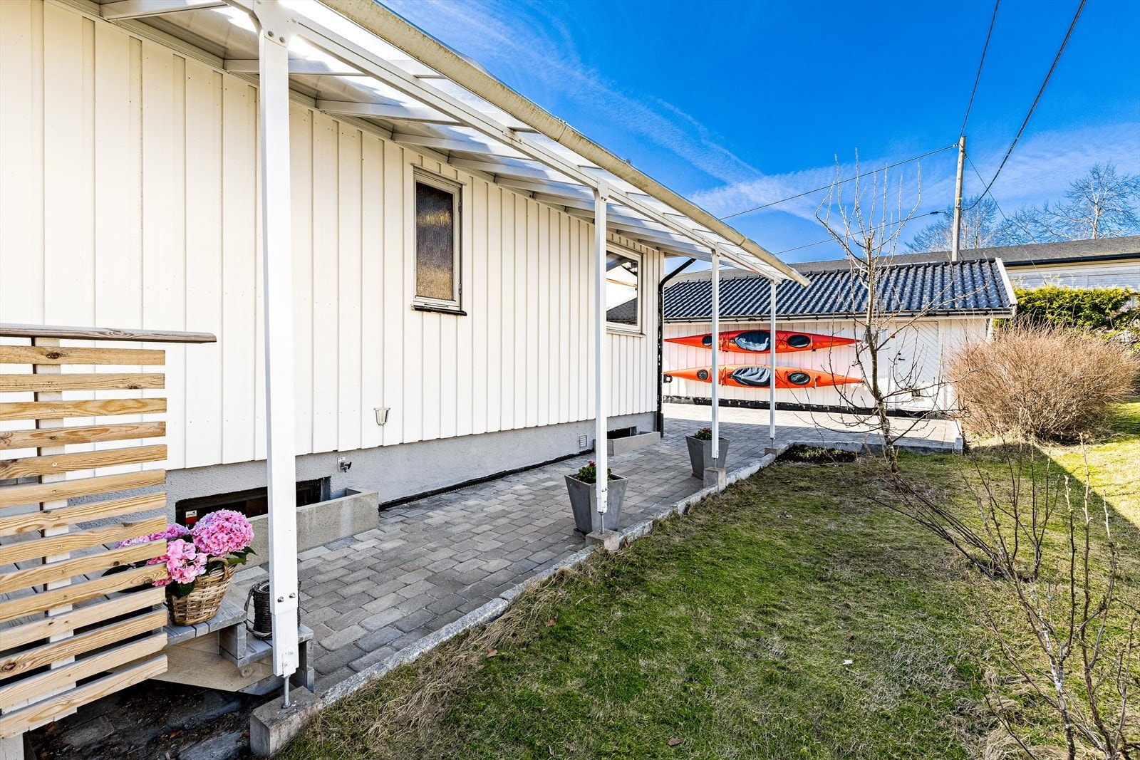 Inngangsparti er steinlagt og overbygd Galleribilde