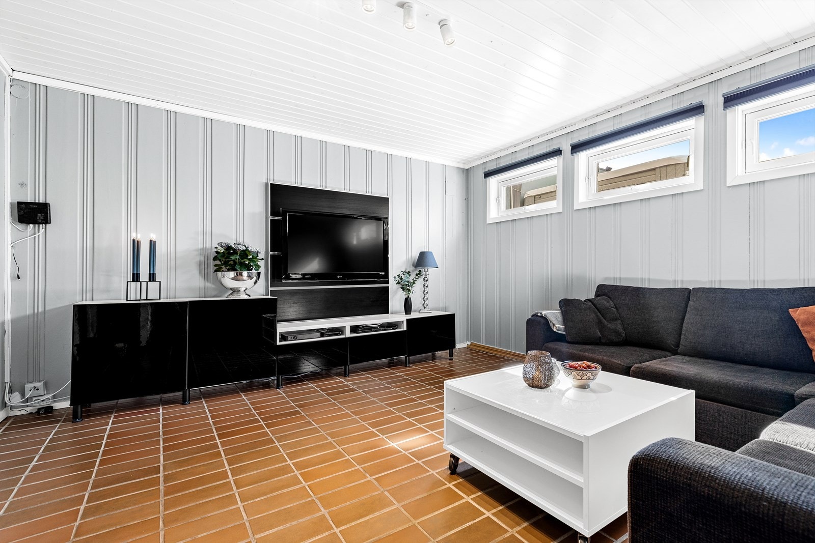 Romslig kjellerstue med fin plass til stor sofa, bord. TV og tv-møbler, som kan følge med boligen Galleribilde