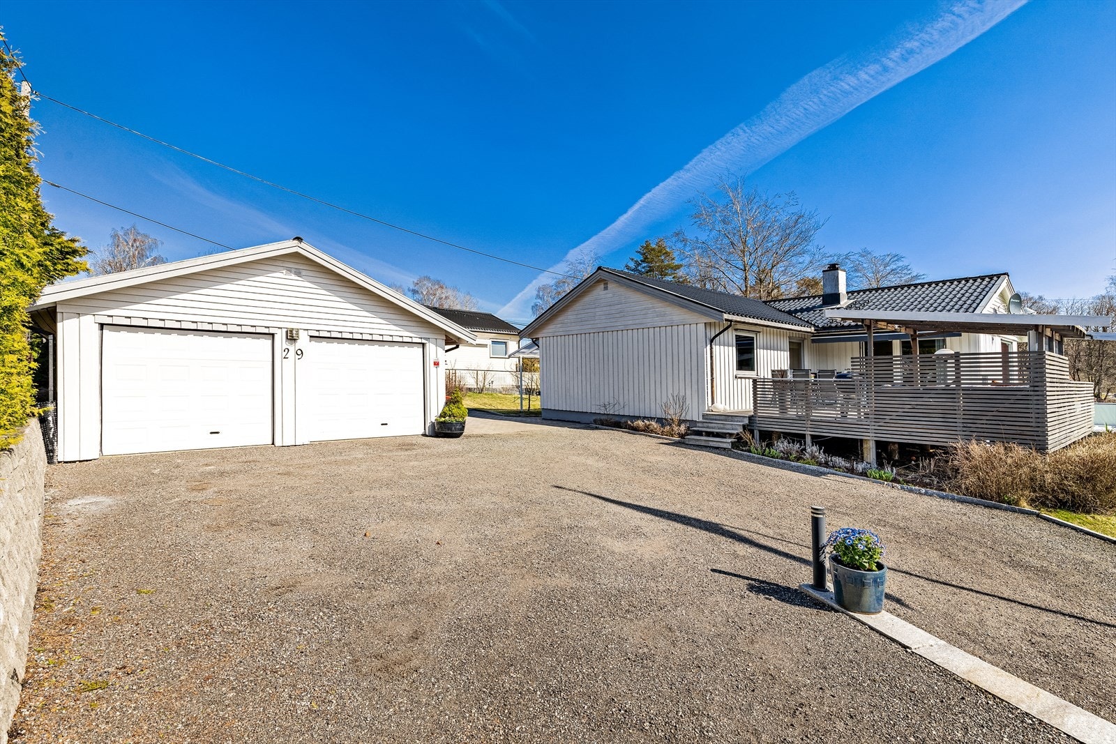 Dobbelgarasje på ca 45 kvm med bod og lagringsloft. Montert elbil-lader Galleribilde