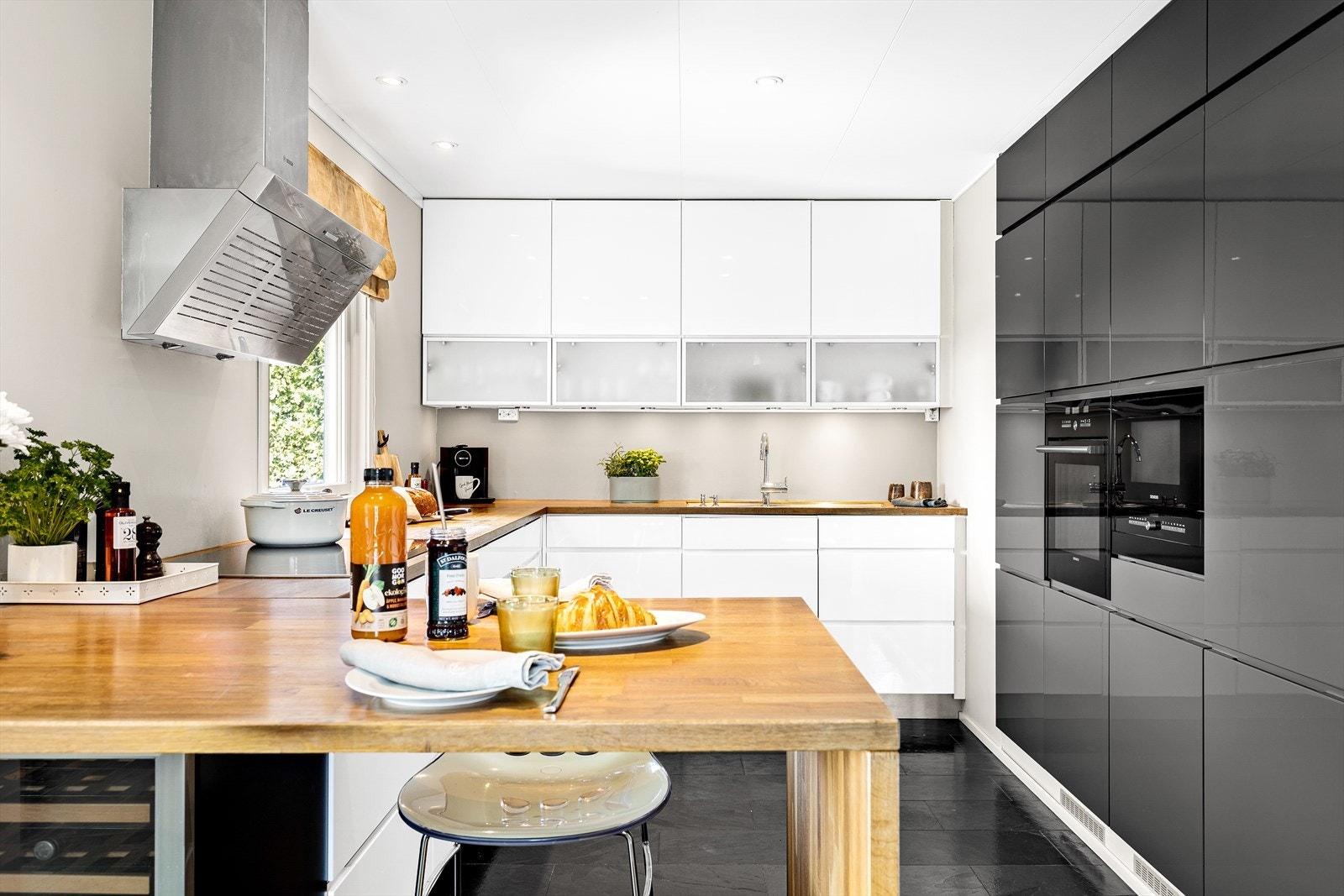 Her oppleves det som hyggelig å være samtidig som det lages mat på et trivelig kjøkken! Galleribilde