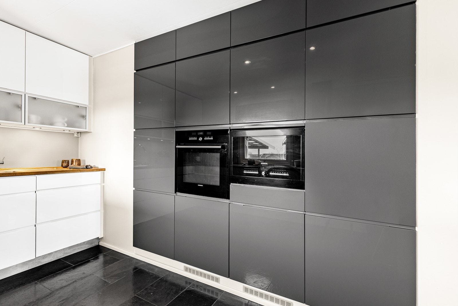 Det følger med integrerte hvitevarer som stekeovn, micro, koketopp, oppvaskmaskin, fryseskap og kjøleskap Galleribilde