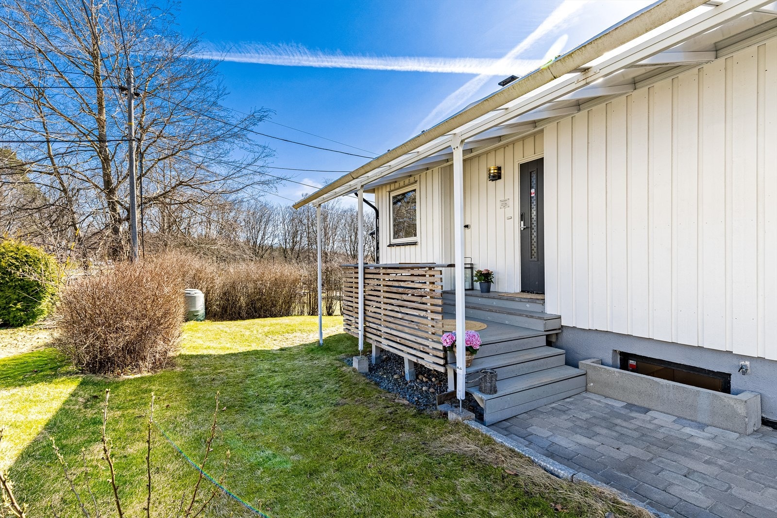 Trivelig inngangsparti med mulighet for sittegruppe under tak Galleribilde