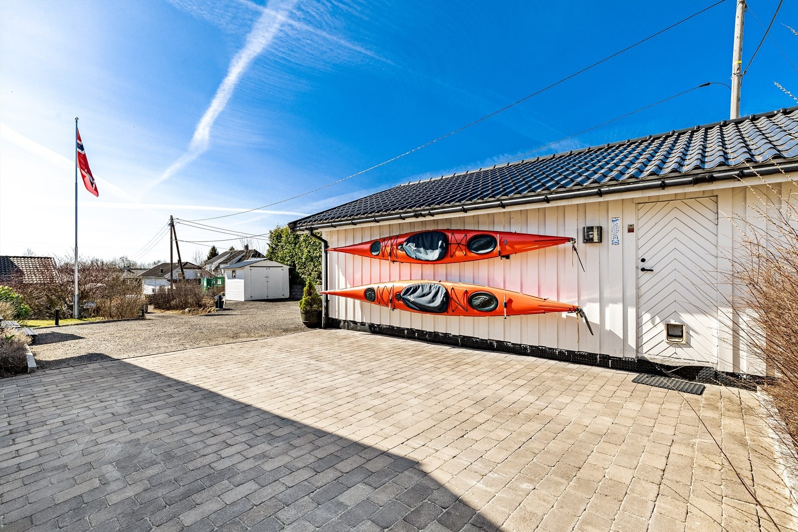 Egen inngang til garasjen fra siden Galleribilde