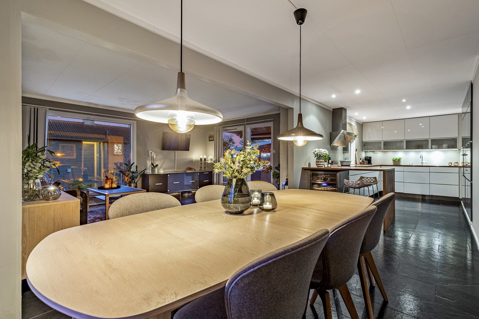 Boligen har en god planløsning og oppleves som lys og innholdsrik med gode rom Galleribilde