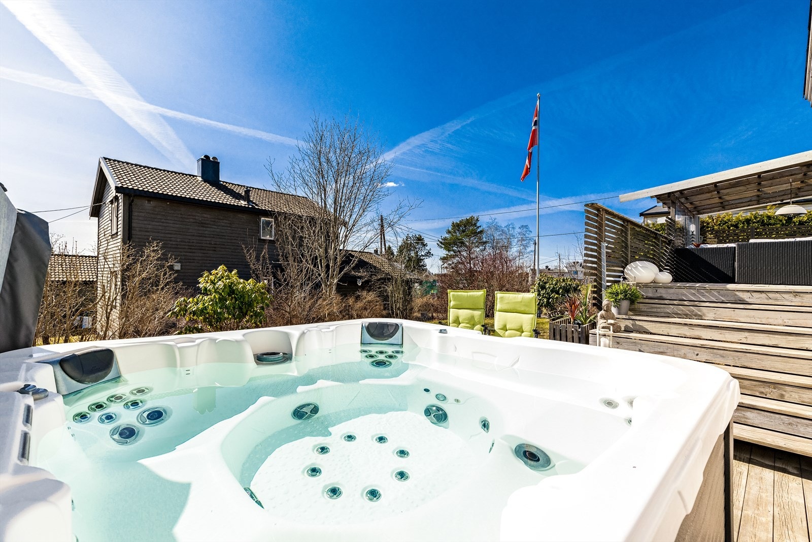 Jacuzzi på markterrassen med plass til 7 personer. Et hyggelig sted for en avslappe stund! Galleribilde