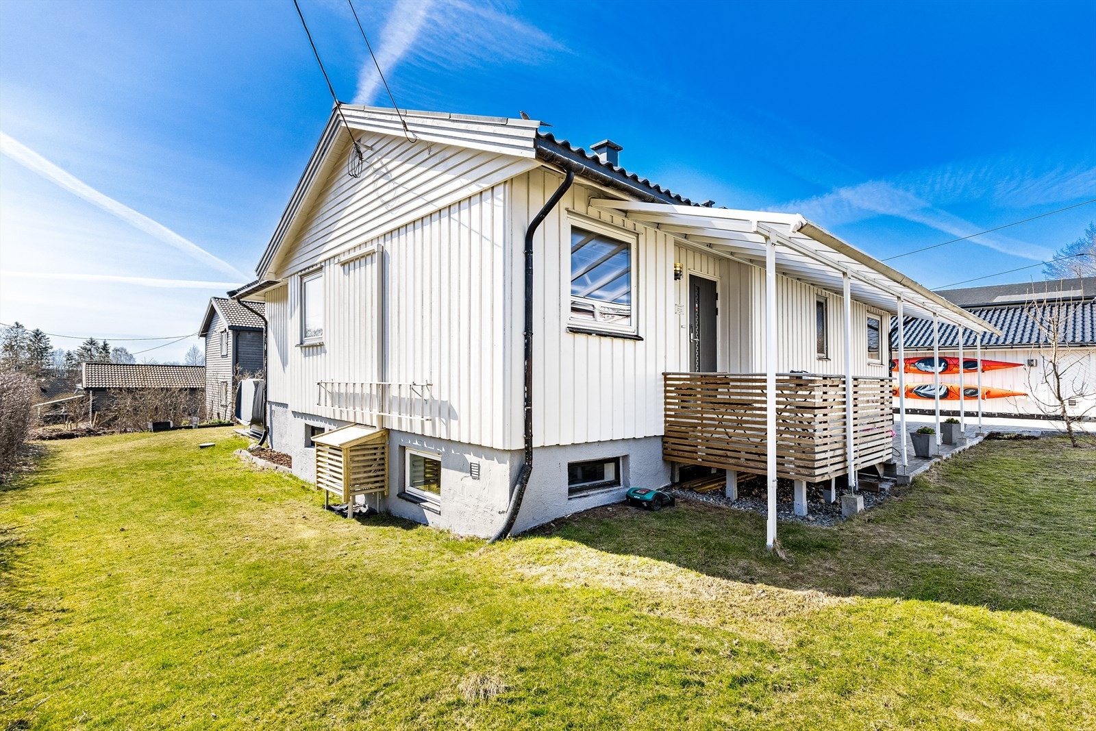 Stor tomt hvor det er fint å løpe rundt og leke for barn. Galleribilde