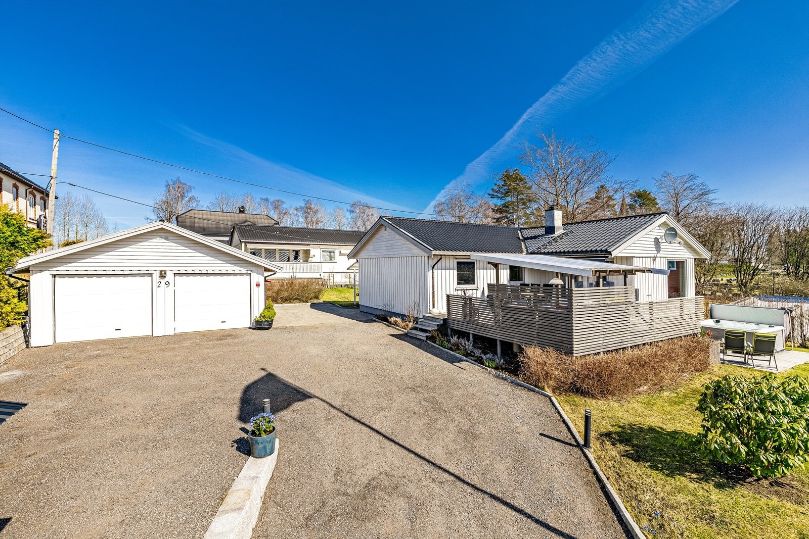 Beliggende innerst i blindvei, og det er kort vei til Ski sentrum, idrettsanlegget, barnehager og skoler Galleribilde