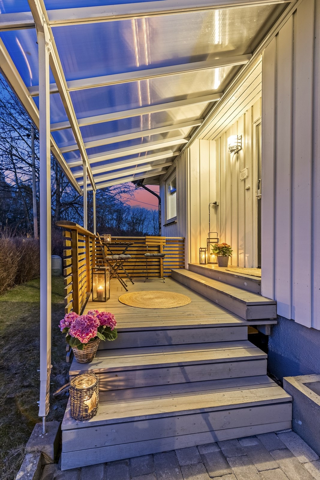 Kveldshygge ved inngangsdøra. Her kan man ha en sittegruppe Galleribilde