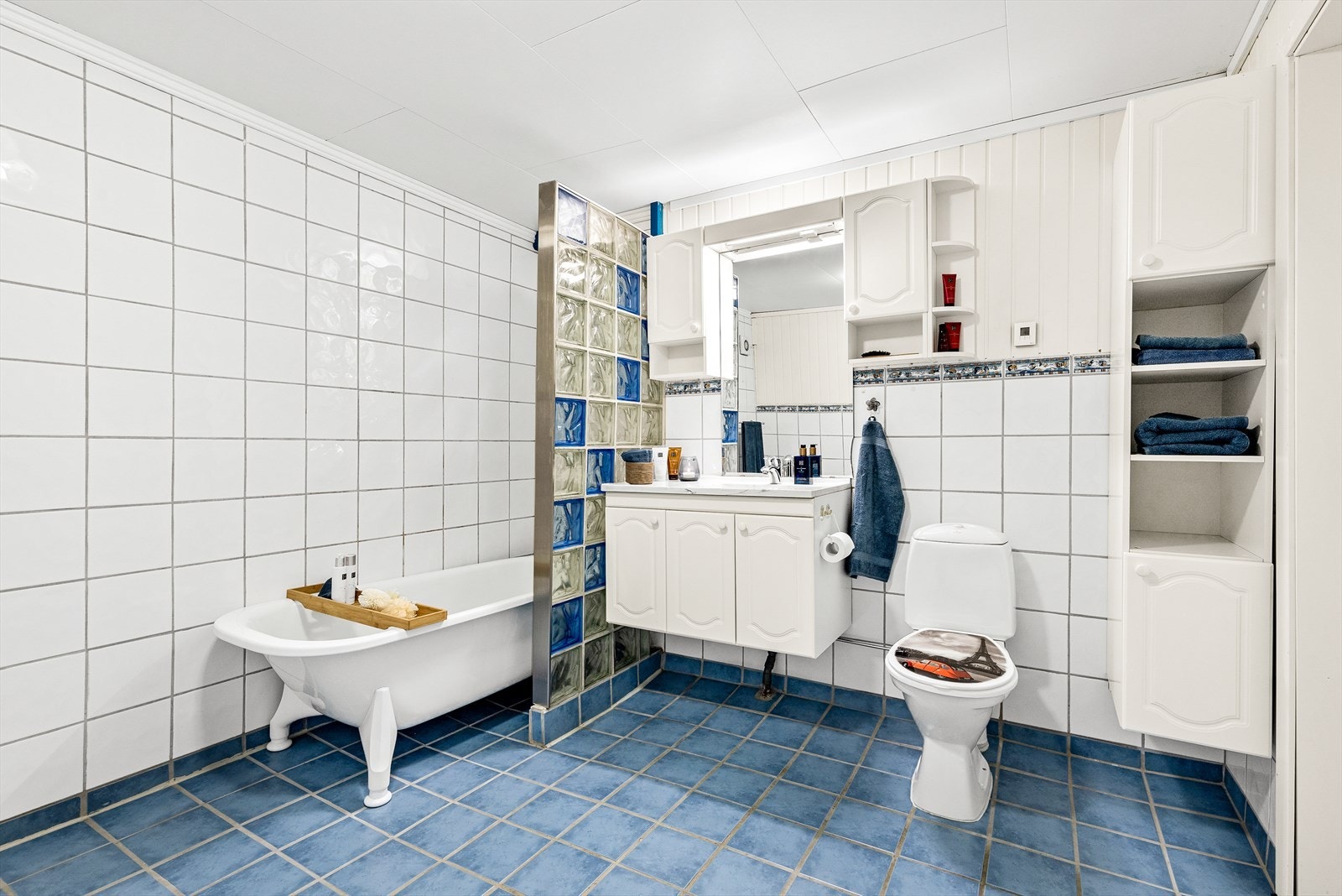 Badet i kjeller med flislagt gulv og varmekabler Galleribilde