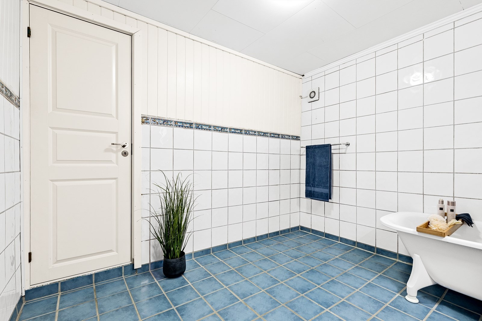 Innenfor badet er en bod med lagringsplass Galleribilde