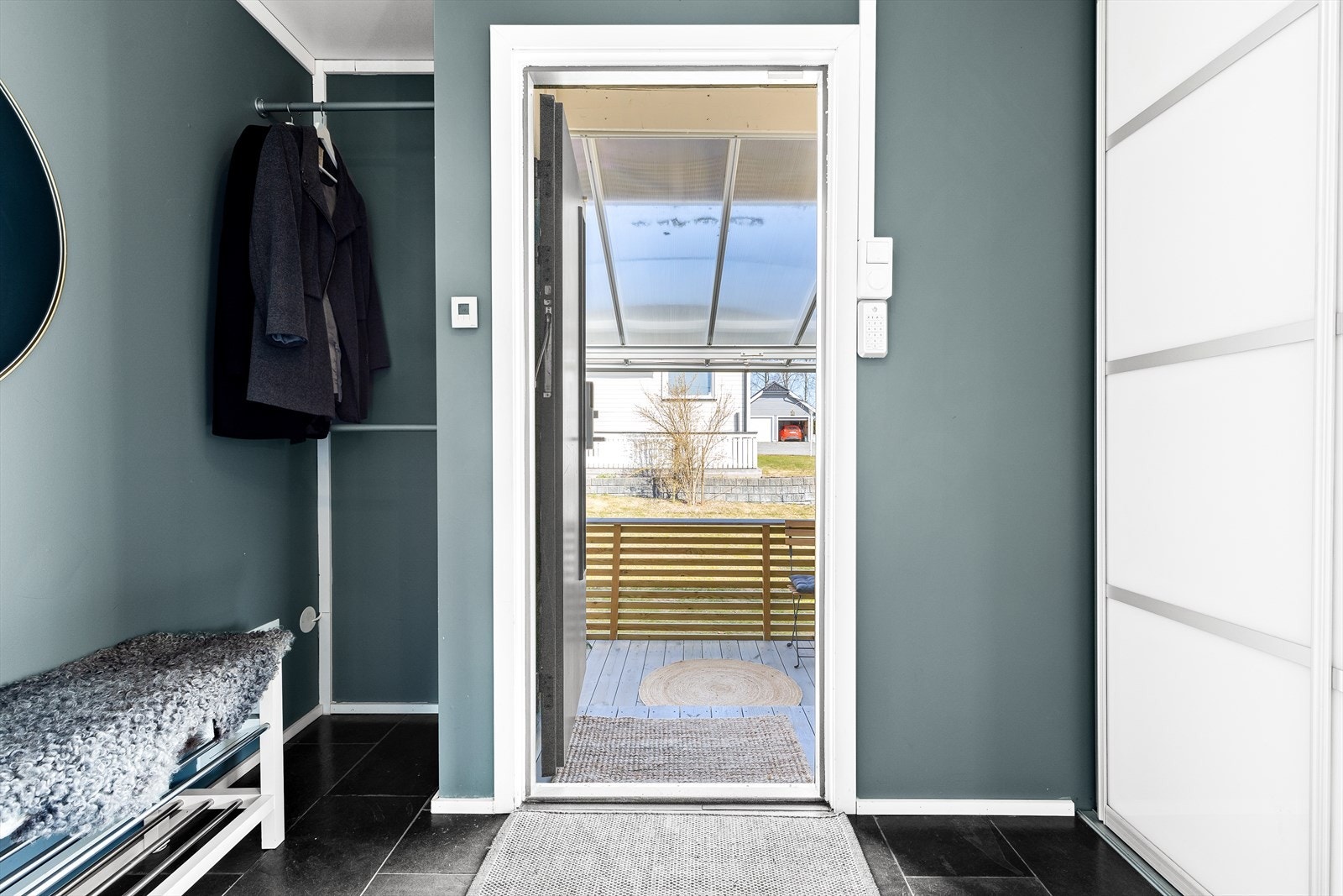 Entré med plass til å henge fra seg klær på oppheng og i skyvedørsgarderobe Galleribilde