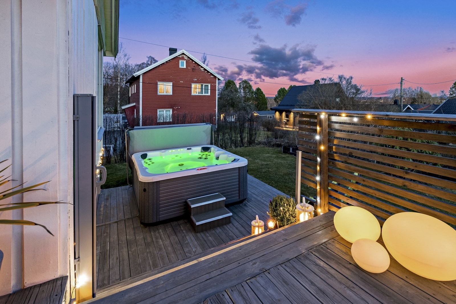 Hyggelig markterrasse på 18 kvm i nedkant av terrassen, hvor det følger med jacuzzi Galleribilde