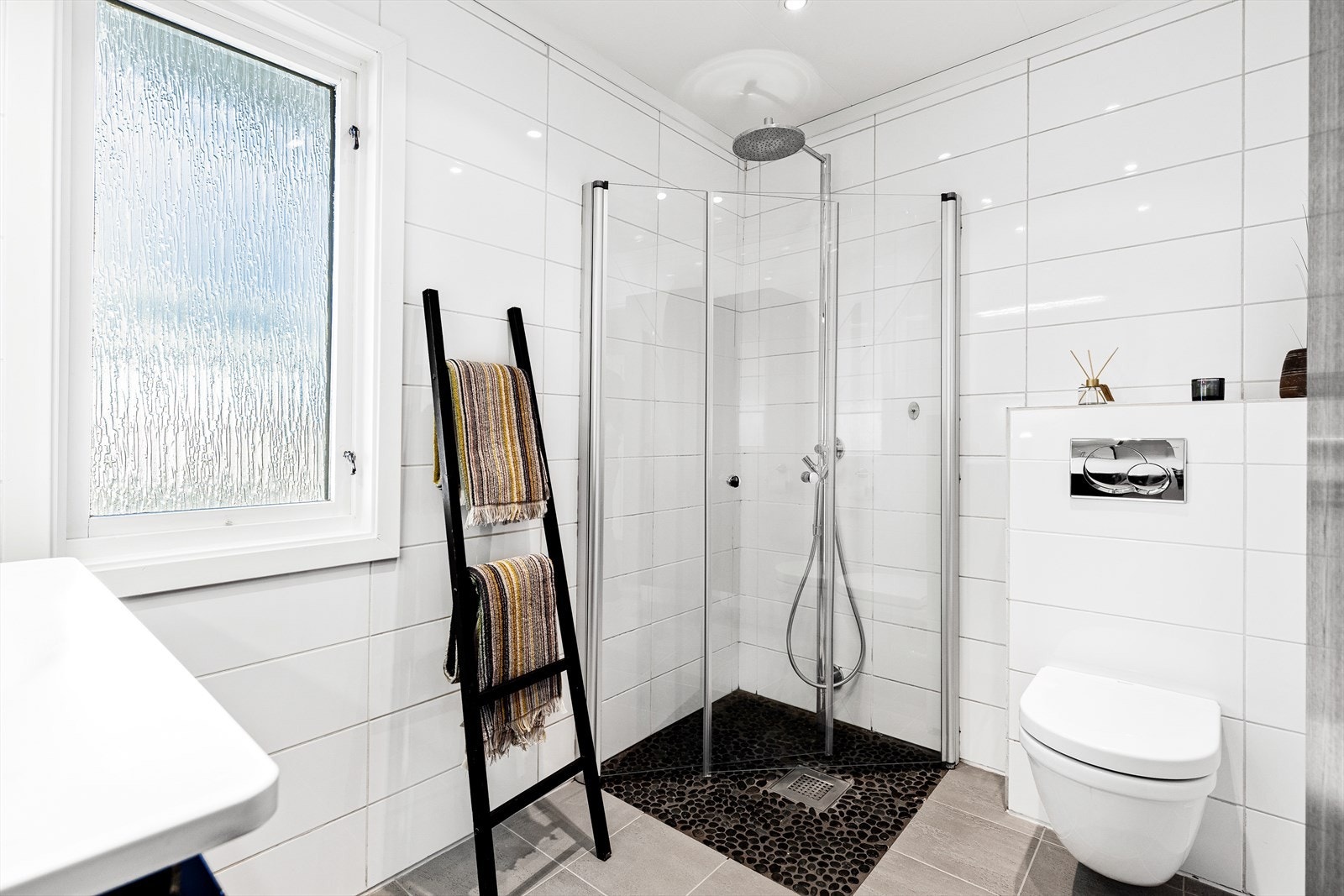 Lekkert bad med varmekabler i gulv og det er flislagt gulv og vegger. Badet er i 1. etasje Galleribilde