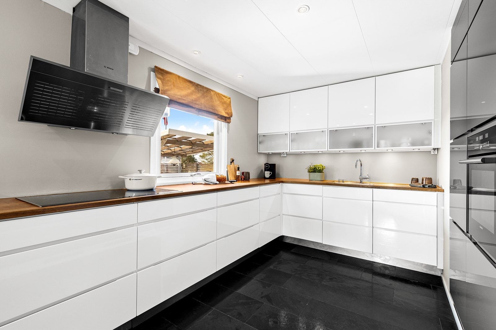 Stor benkeplass med god plass til at flere kan lage mat og kokkelere sammen! 90cm platetopp og vifte fra Siemens Galleribilde