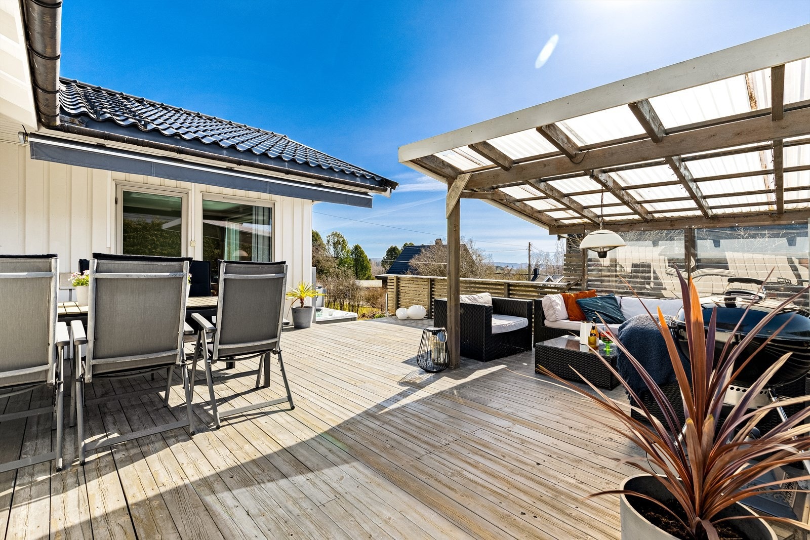 Usjenert og lun terrasse på 40 kvm som har veldig gode solforhold og vender mot sør/vest Galleribilde