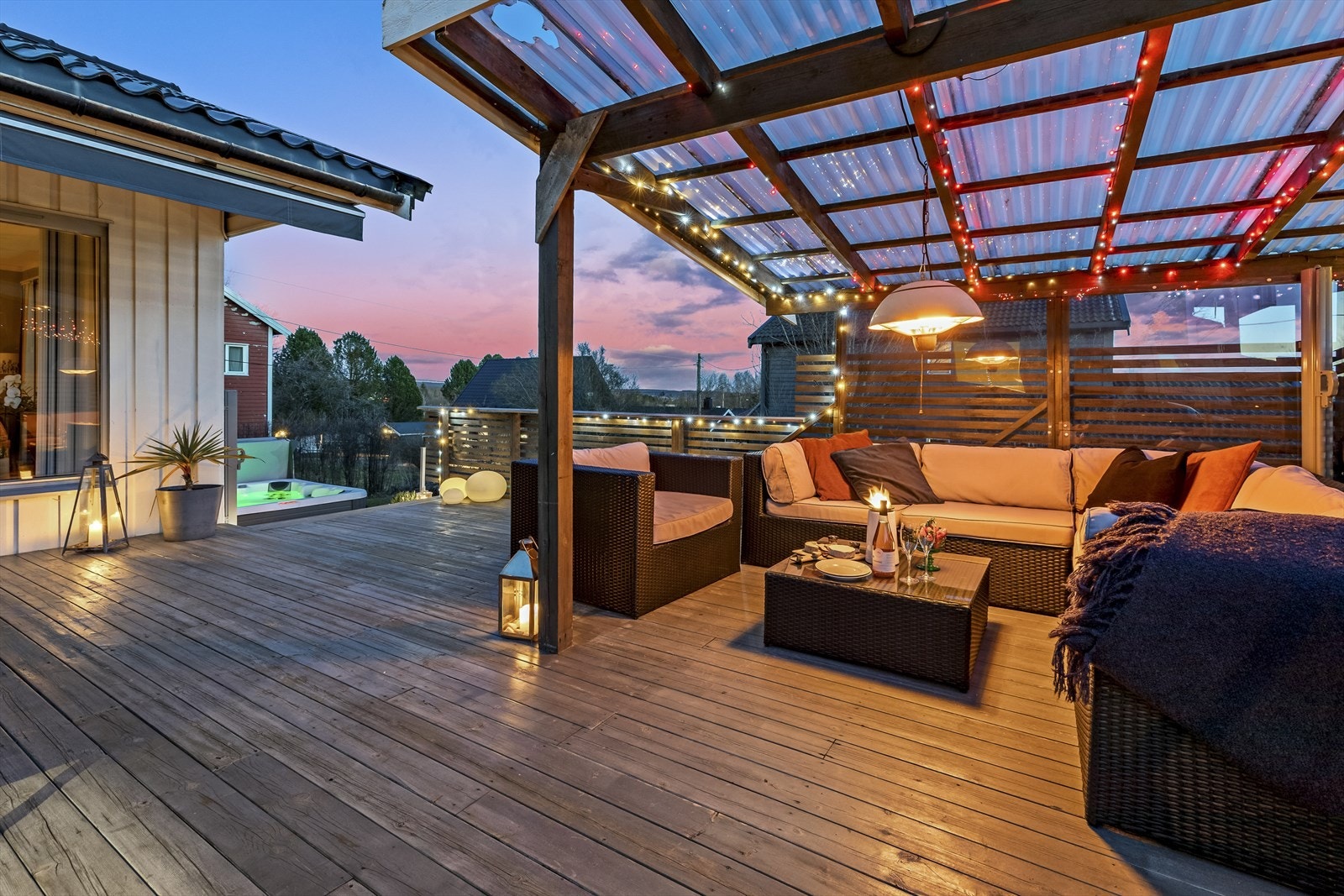 Stor sør-/vestvendt terrasse på 40 kvm med pergola som ligger usjenert og lunt til Galleribilde