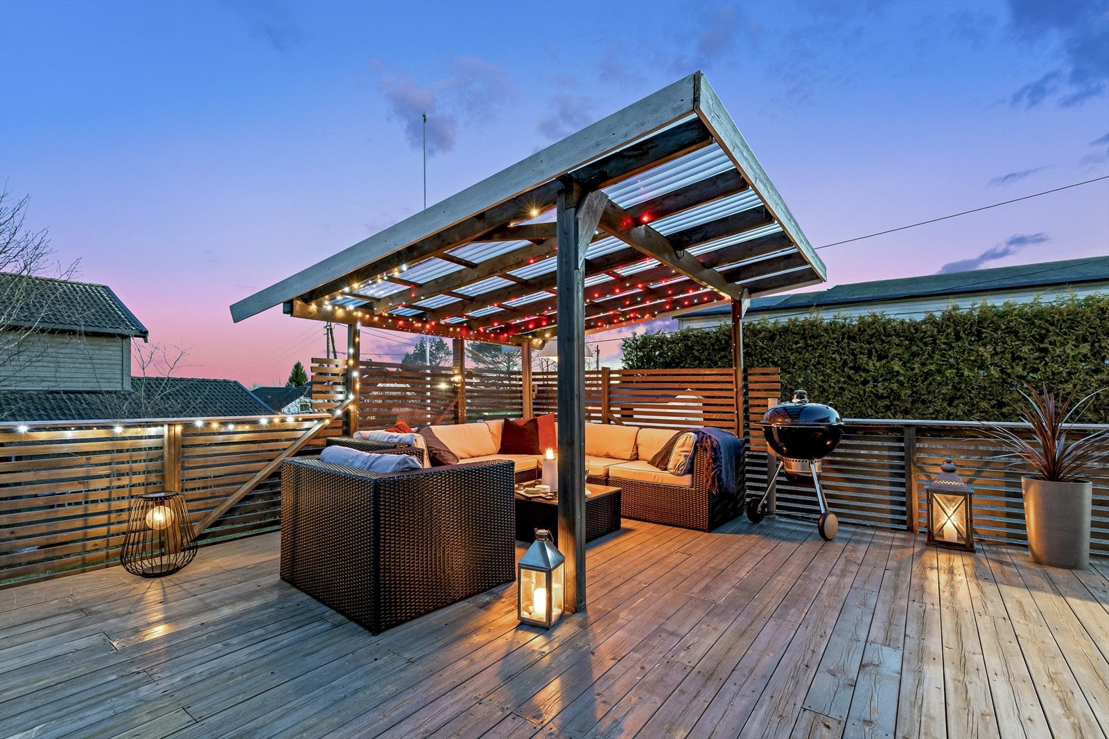 På terrassen er det pergola med plasttak hvor sene kvelder kan nytes Galleribilde