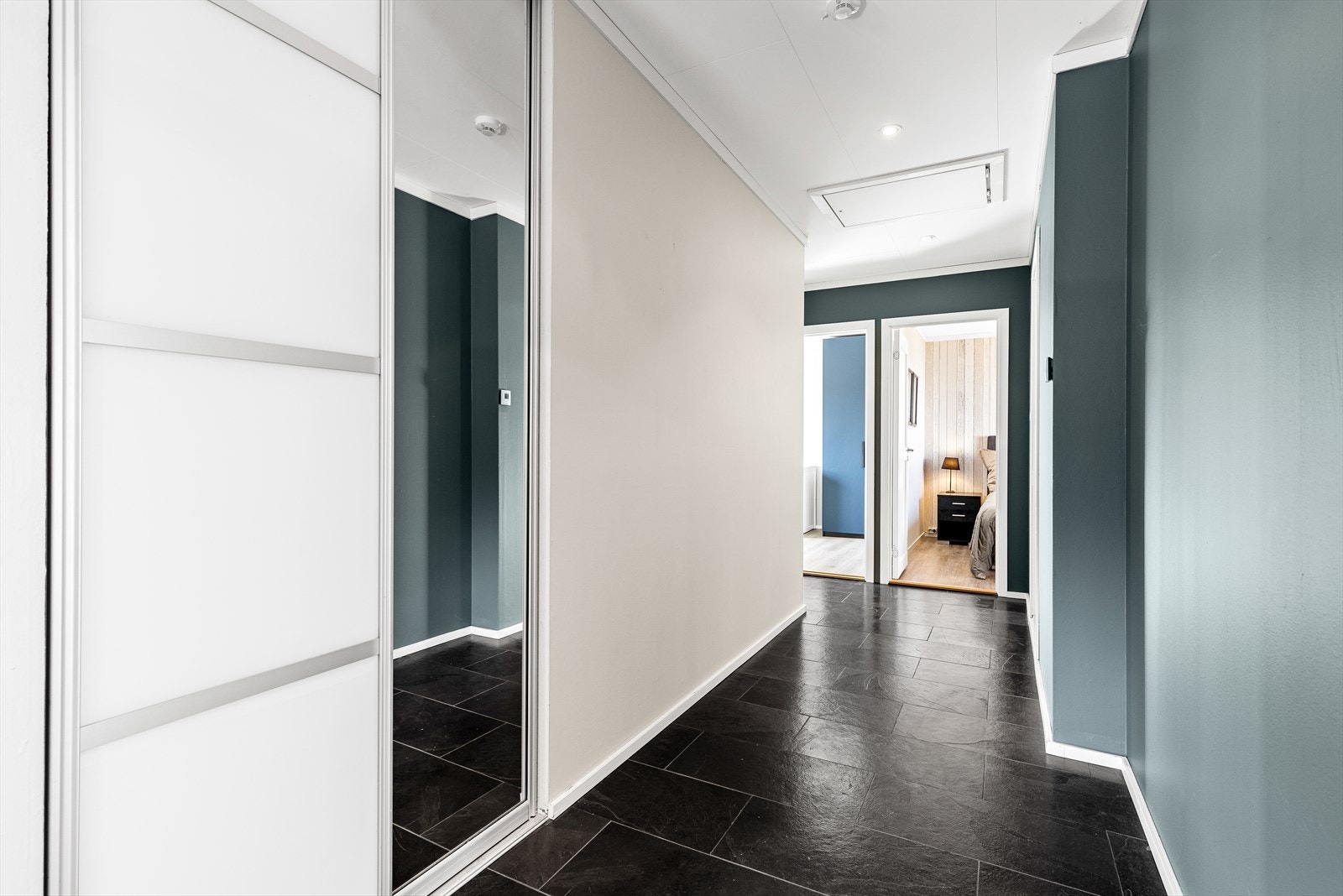 I skyvedørsgarderoben i gangen er det sikringsskap og oppbevaring av sentralstøvsugerslange Galleribilde