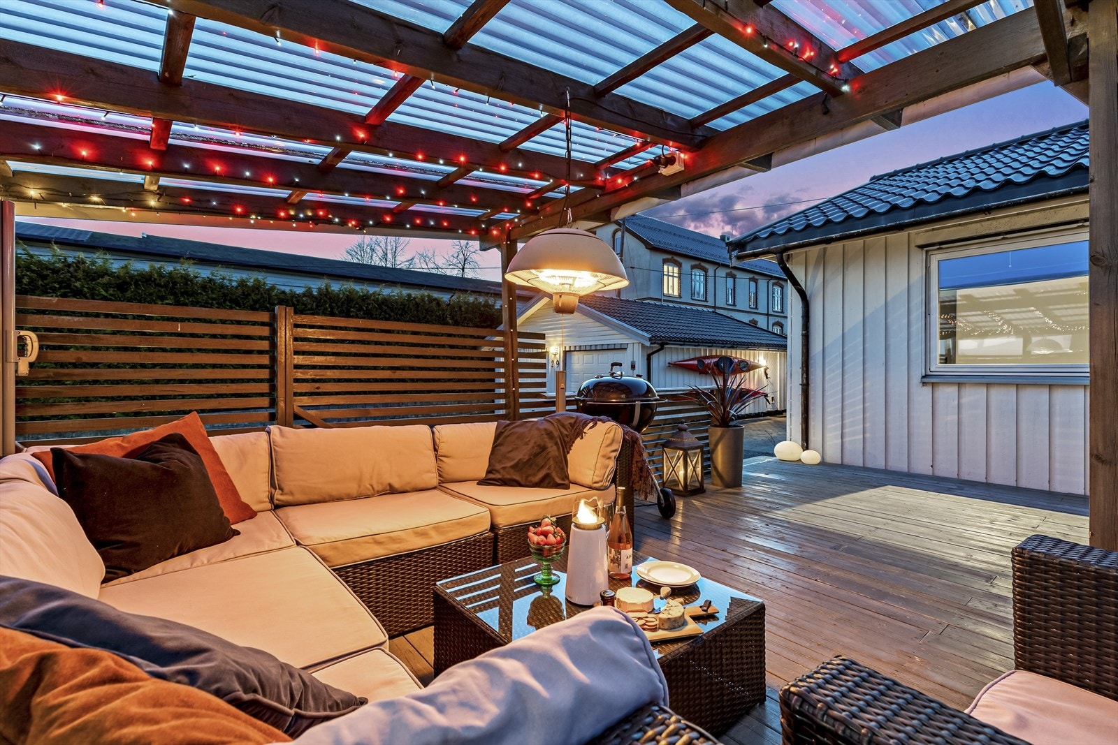 Kveldshygge på terrassen Galleribilde